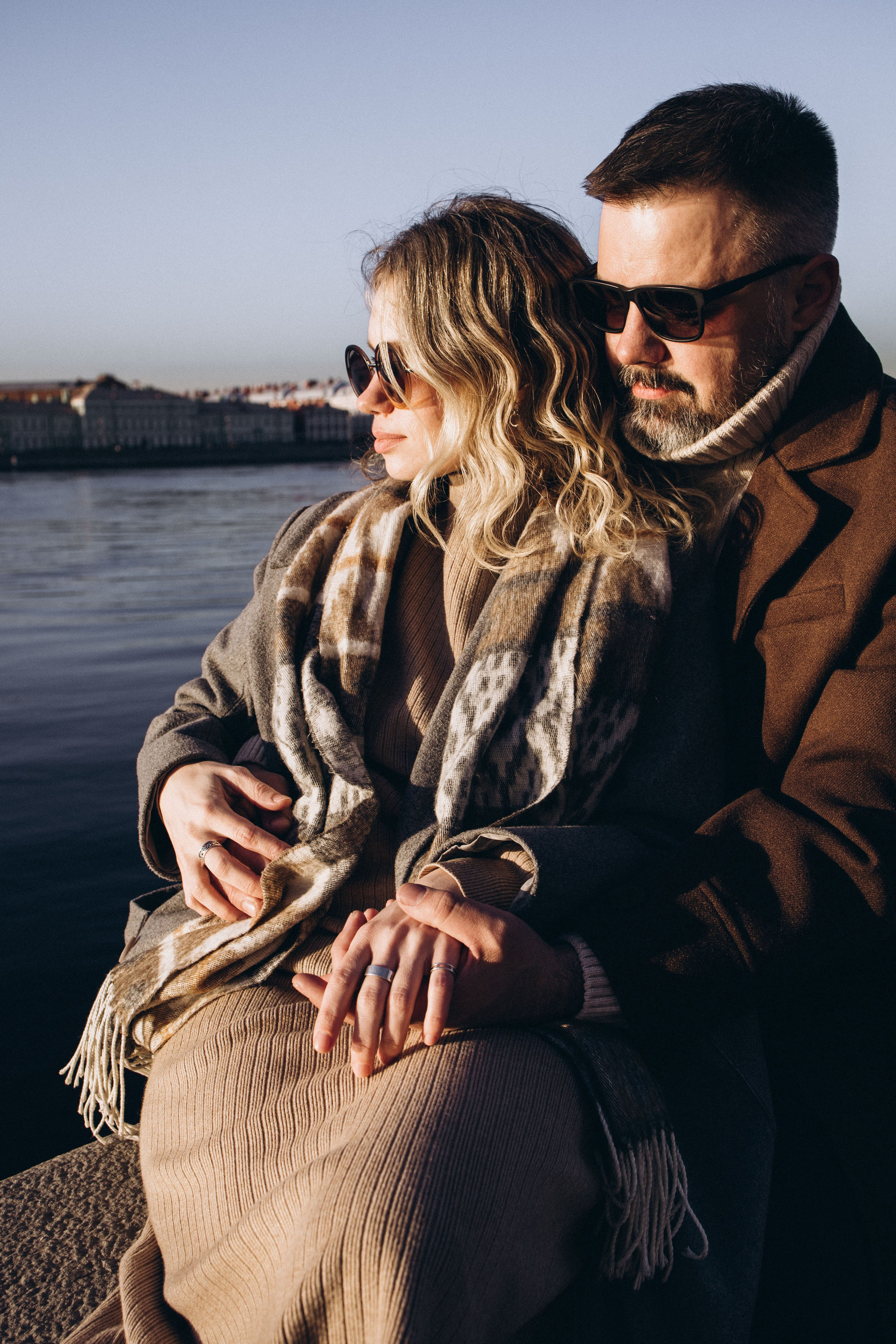 Уличные любовные прогулки: отражение набережных вод и тёплых лучей солнца на лицах влюблённых