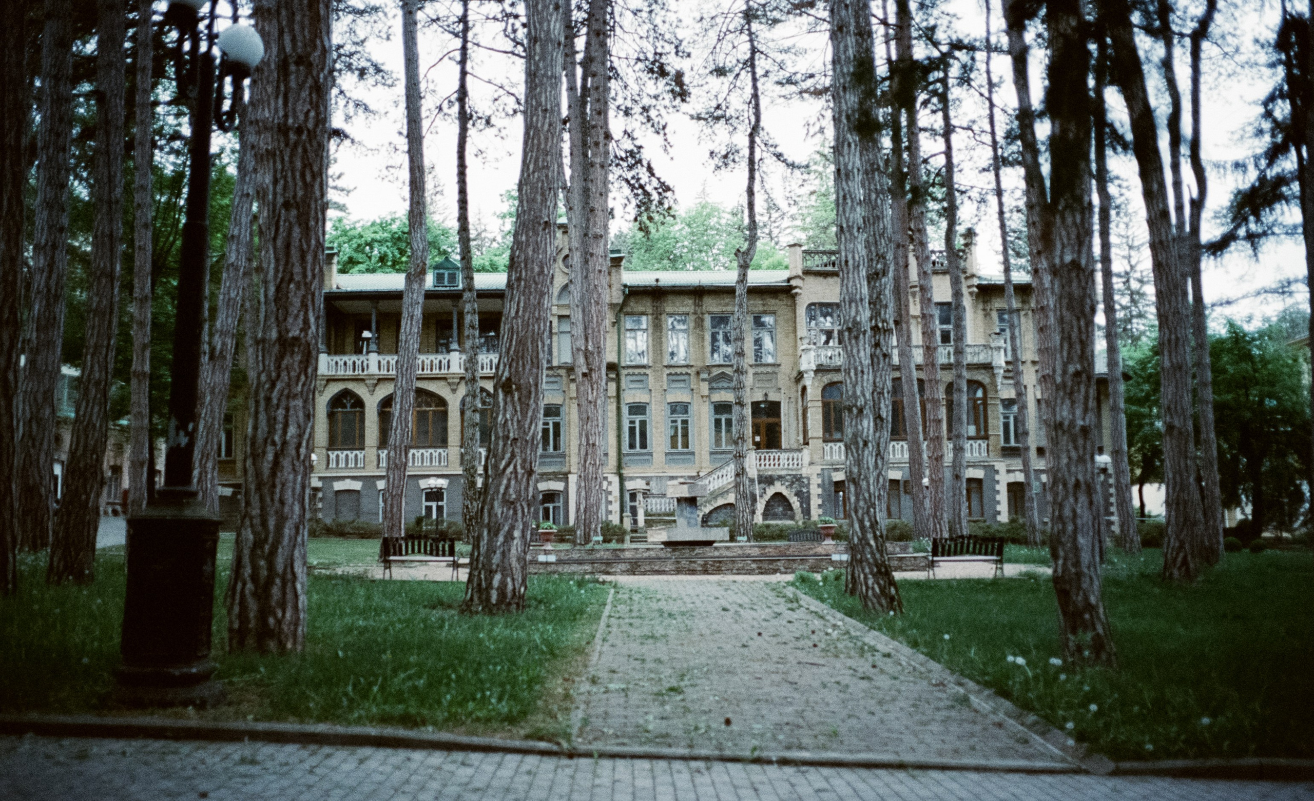 Музей Ярошенко, Кисловодск вечером / SFL 500T — Ricoh 500GS