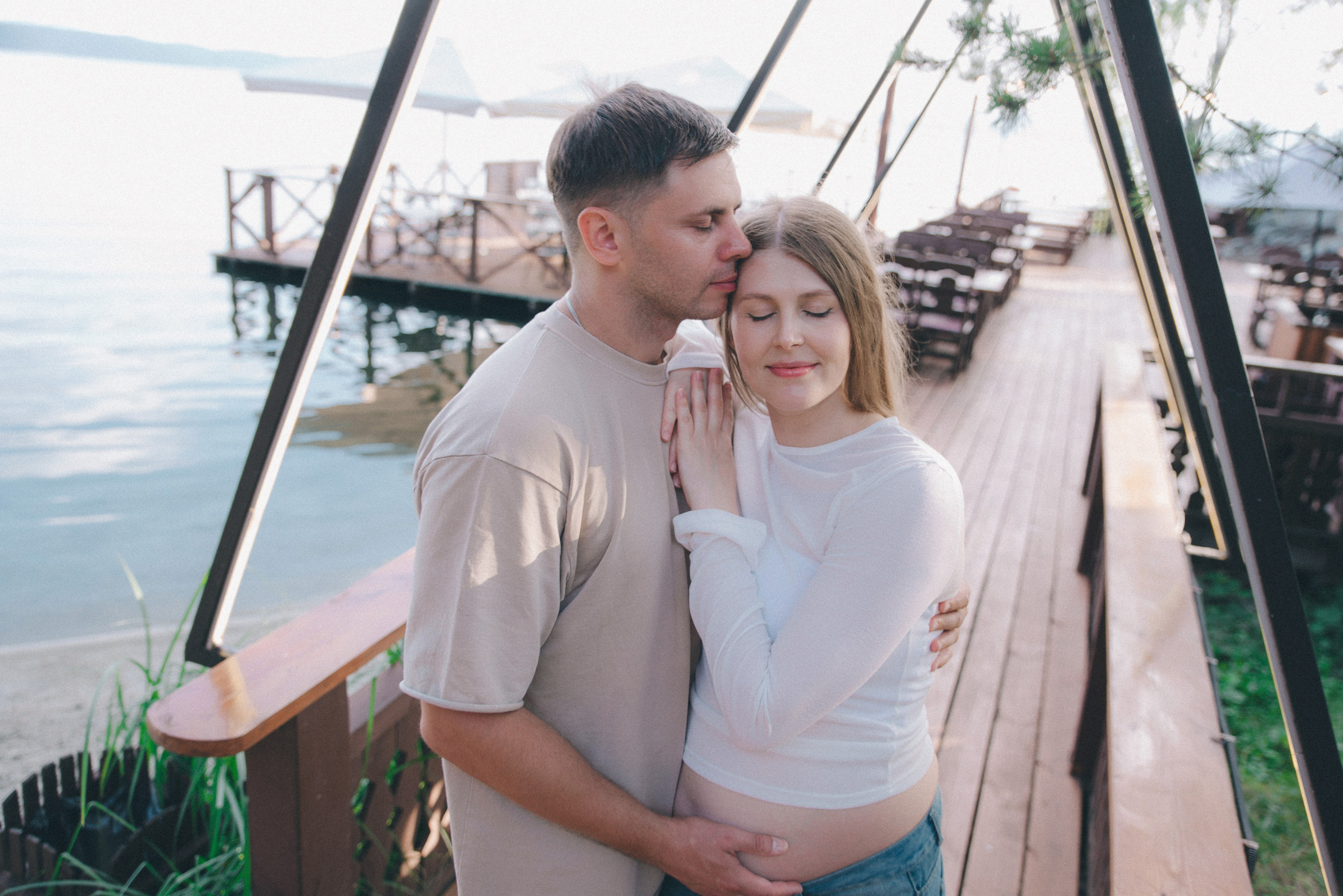 парень целует девушку