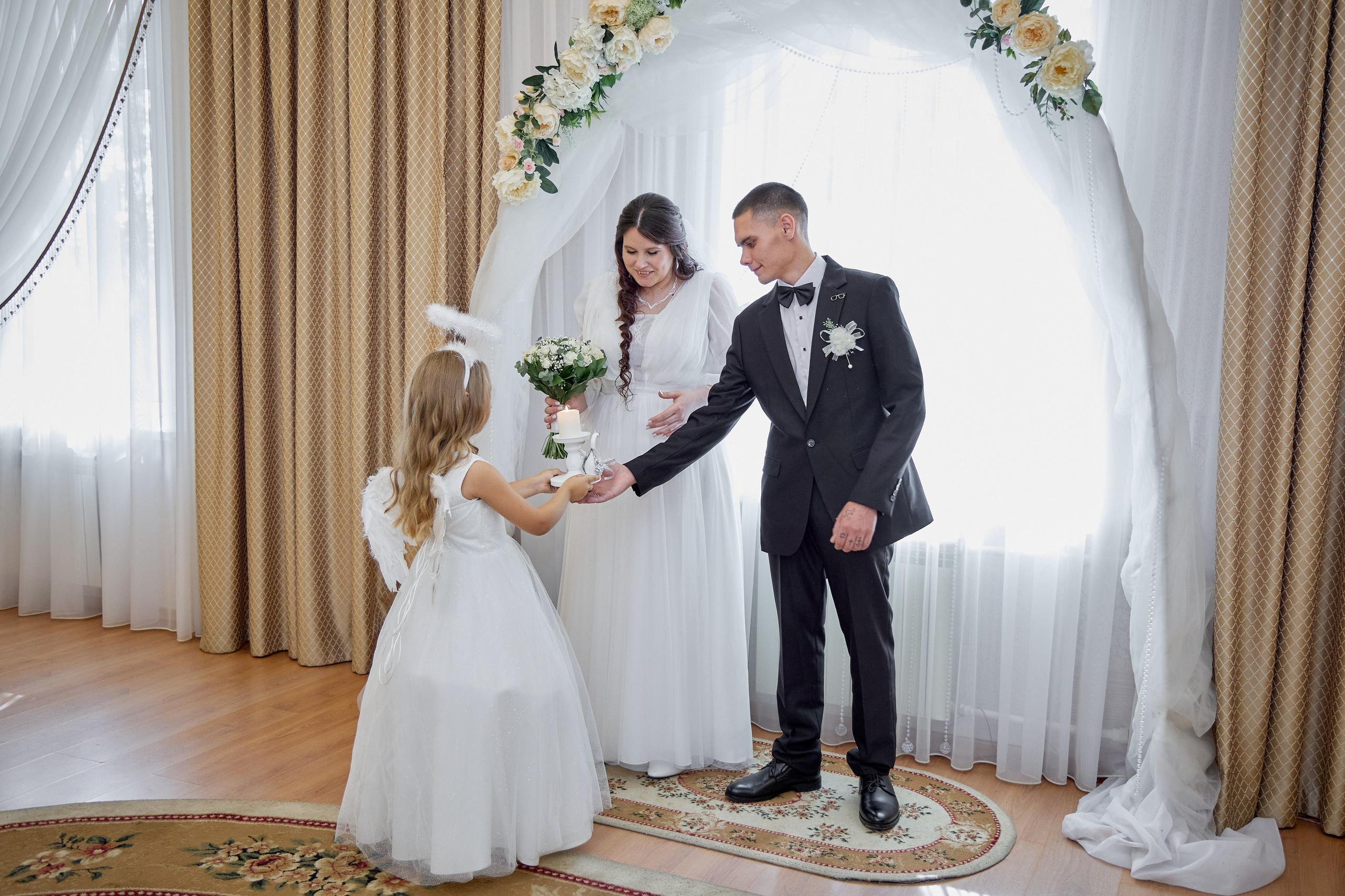 Фотосъемка в ЗАГСе, прогулка молодых, банкет