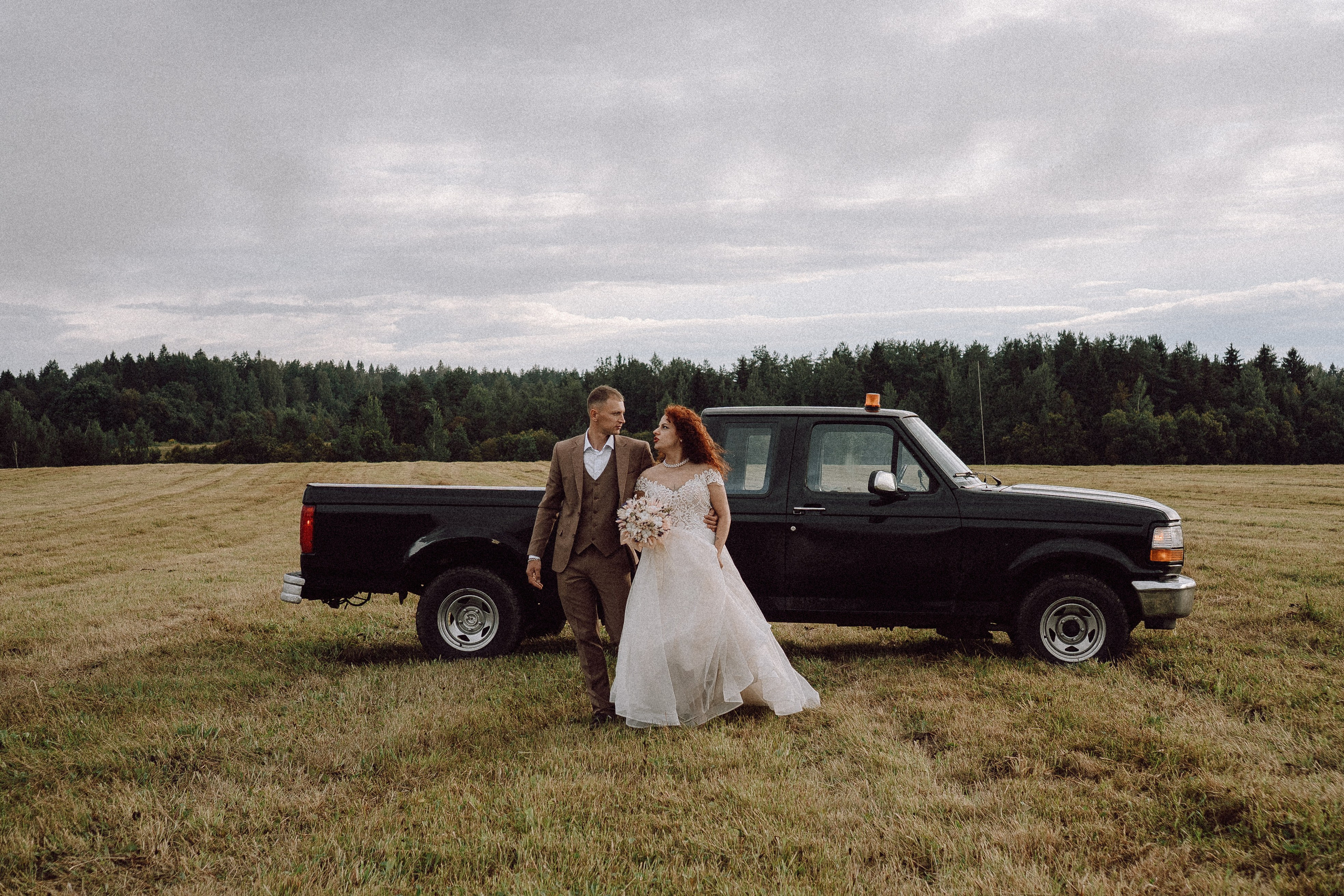 СВАДЕБНАЯ ФОТОСЕССИИЯ ПАРЫ В ГОРОДЕ ПРИОЗЕРСК В СОСНОВОМ ЛЕСУ И С ПИКАПОМ. Профессиональный фотограф, Санкт-Петербург — Виктория Богомолова