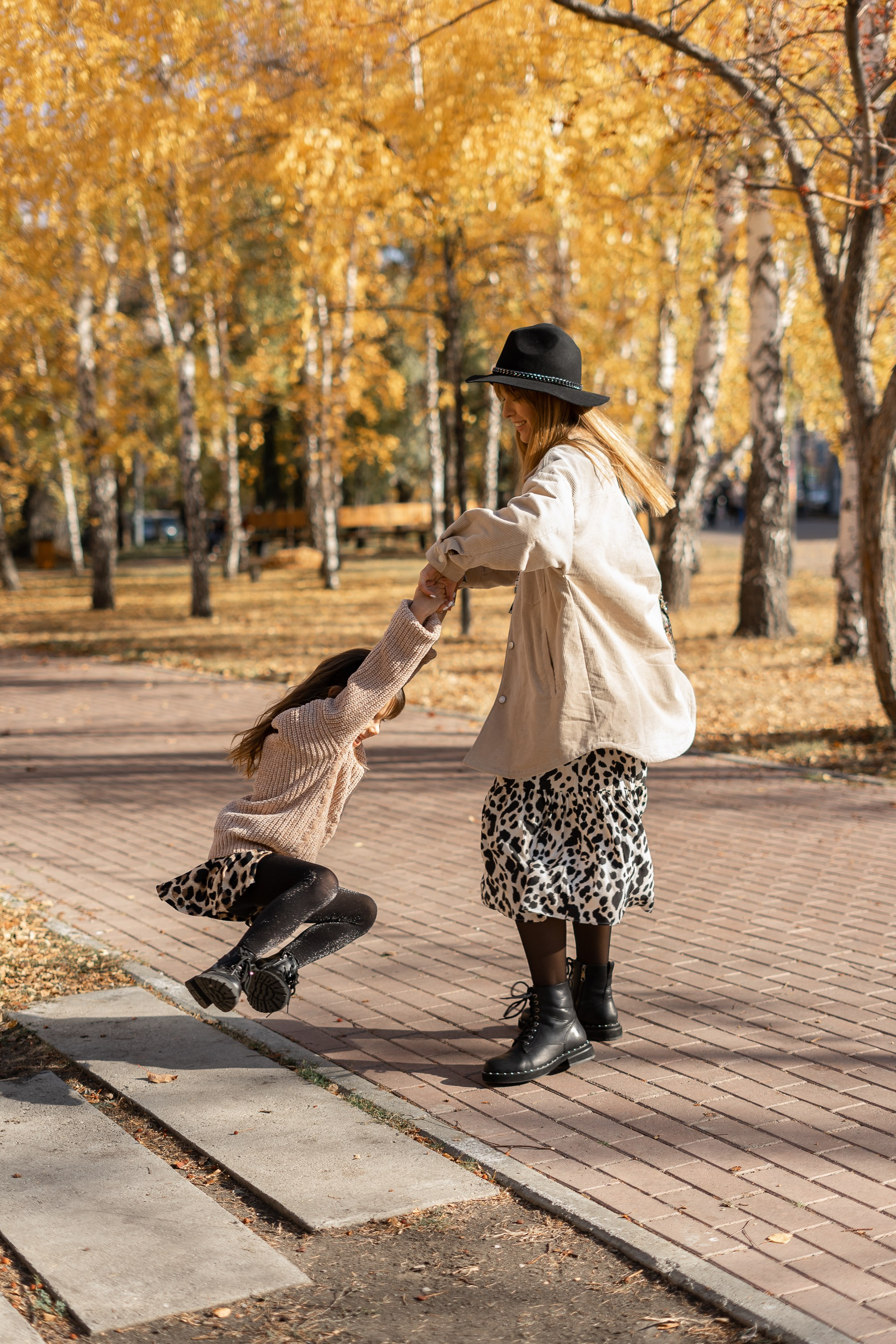 Ксения и Милана. Осенний город. Эстетичная фото- и видеосъёмка Ирина Арсентьева. Челябинск и весь мир