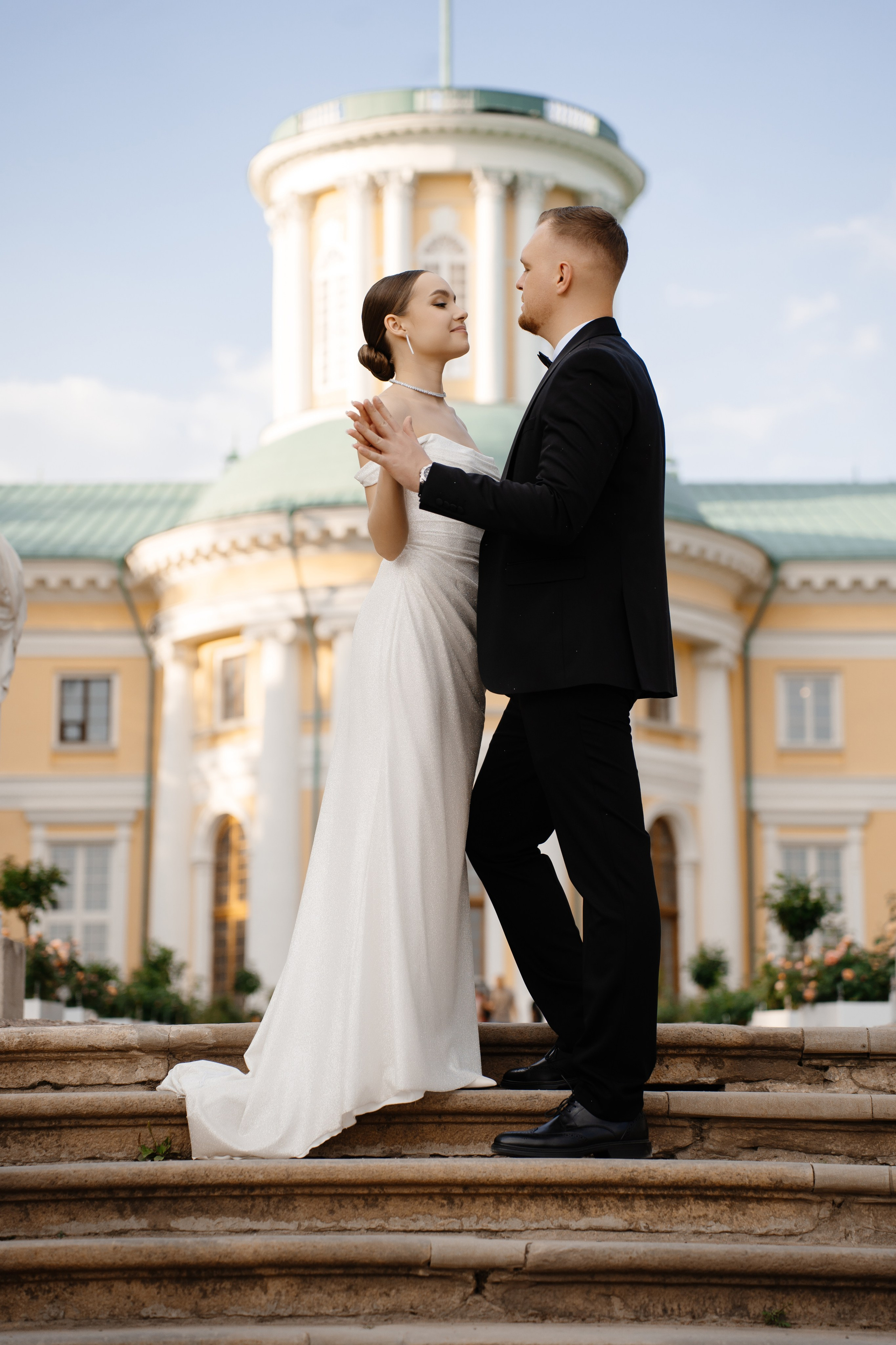 Свадебная фотосессия жениха и невесты в усадьбе Архангельское