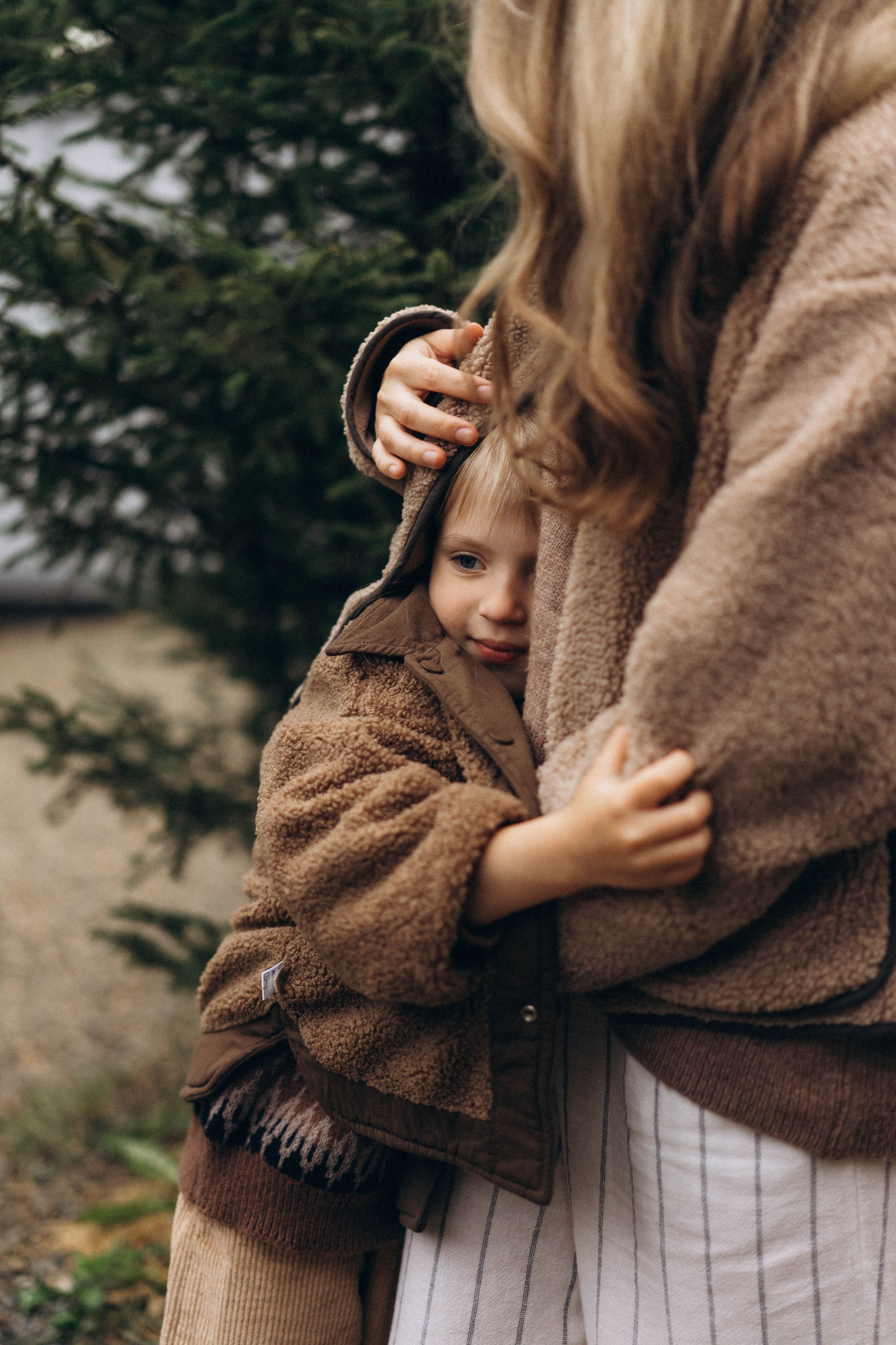Фотосессия у дома во дворе мама и дочка. Фотограф Екатеринбург Кокшарова Александра
