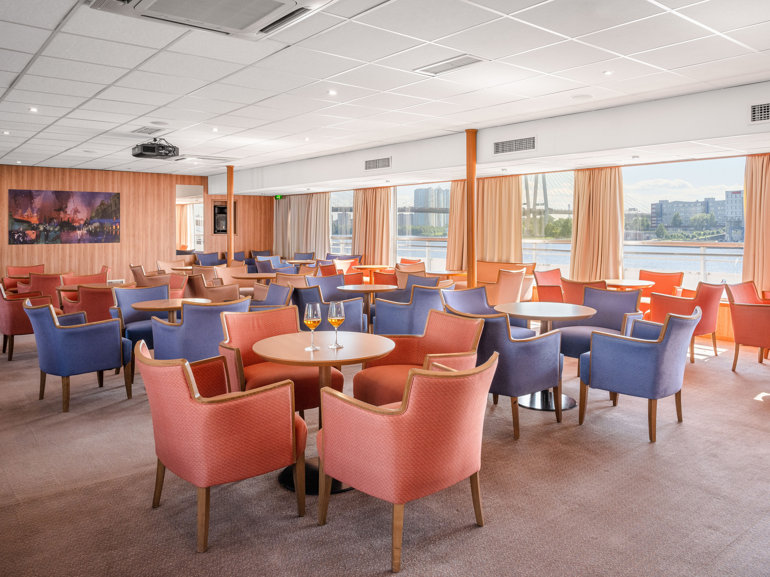 Теплоход «Викинг Трувор». Вячеслав Лазарев фотографирую интерьеры