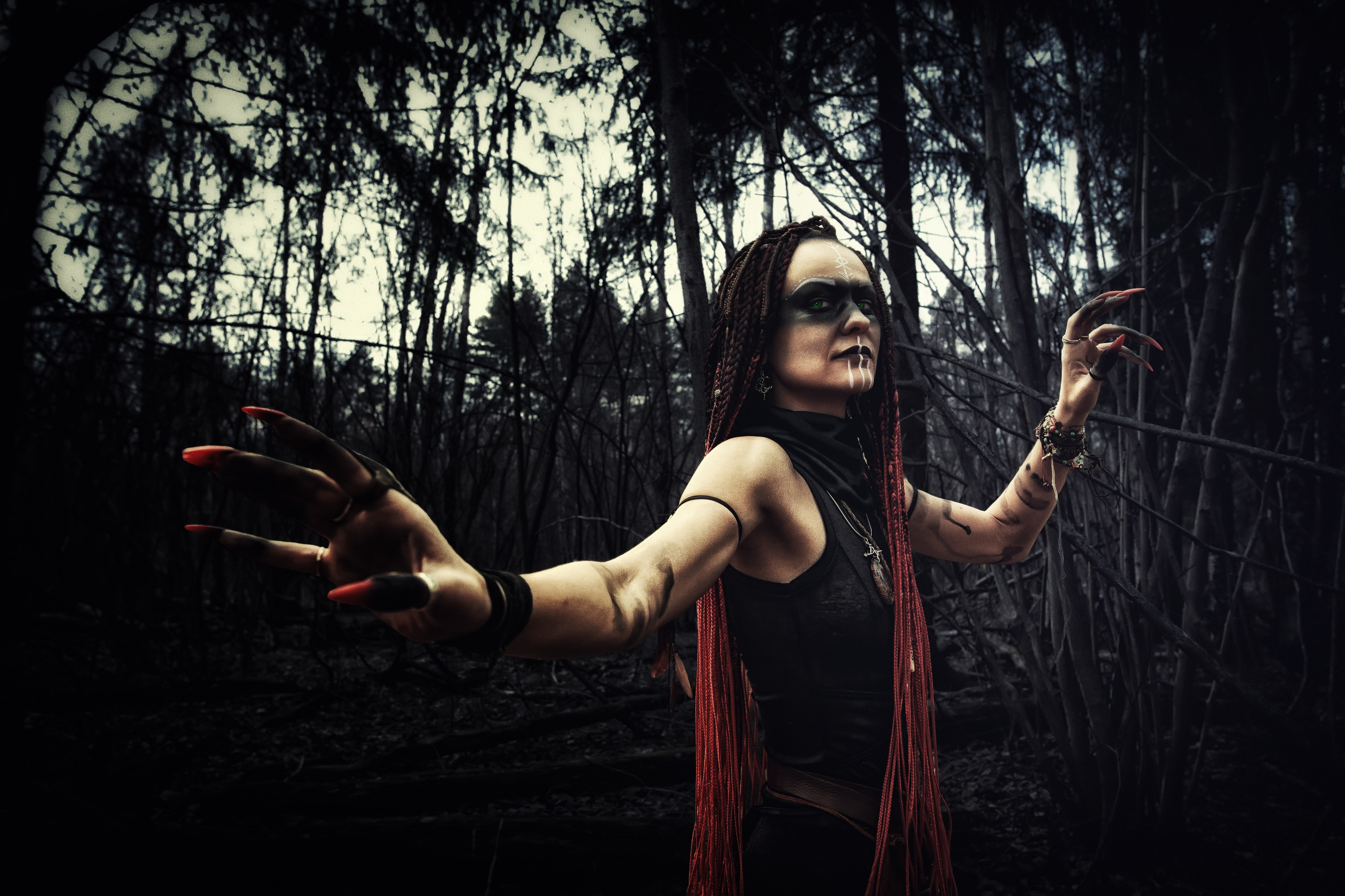 Ведьмина роща — это ТФП фотопроект с непрофессиональной, но очень красивой моделью, Мариной. Фотограф портретист в Троицке и Москве Иван Парусиди