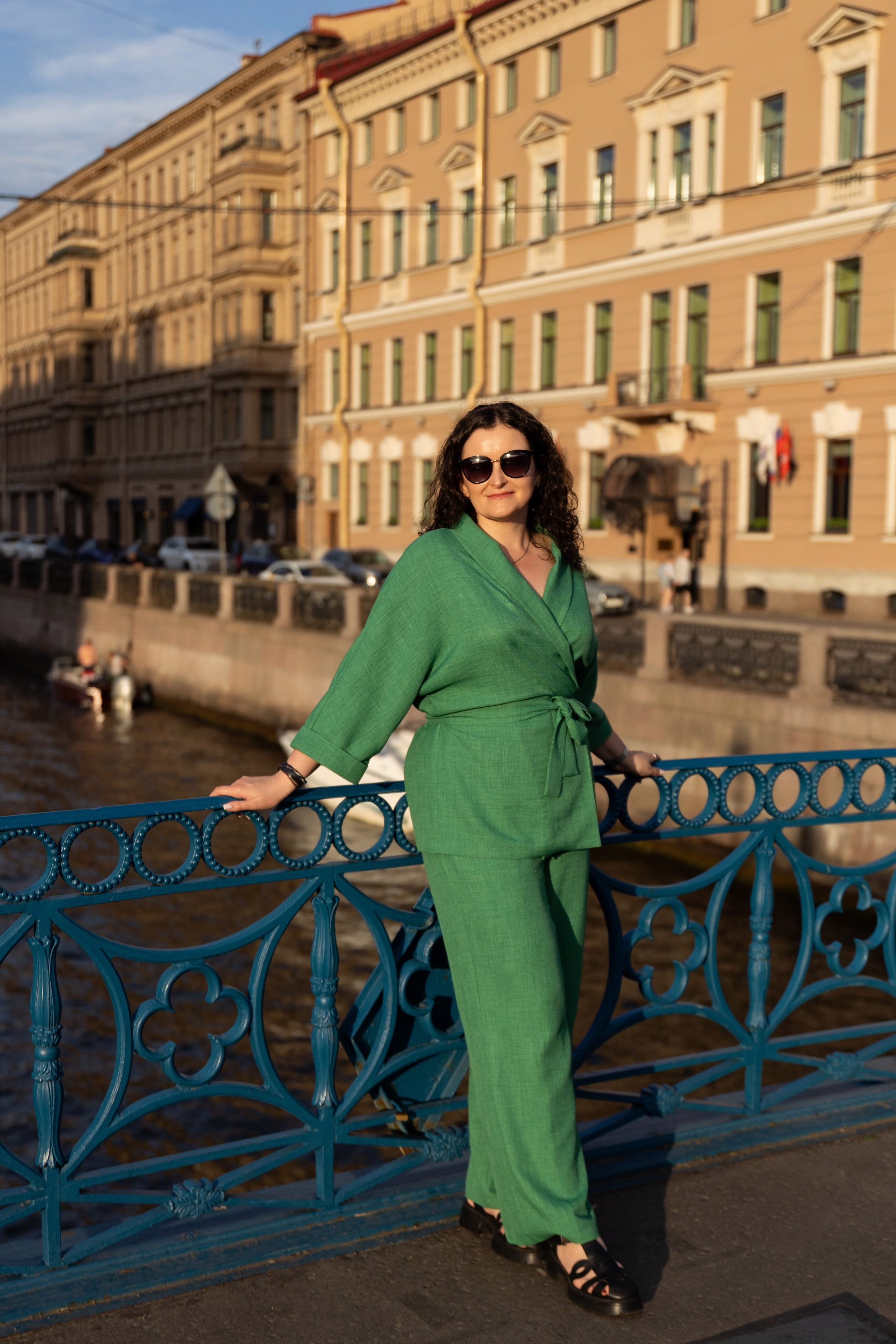 Фотопрогулка в центре с букетом красных роз. Семейный и свадебный фотограф в Санкт-Петербурге Татьяна Швыкова