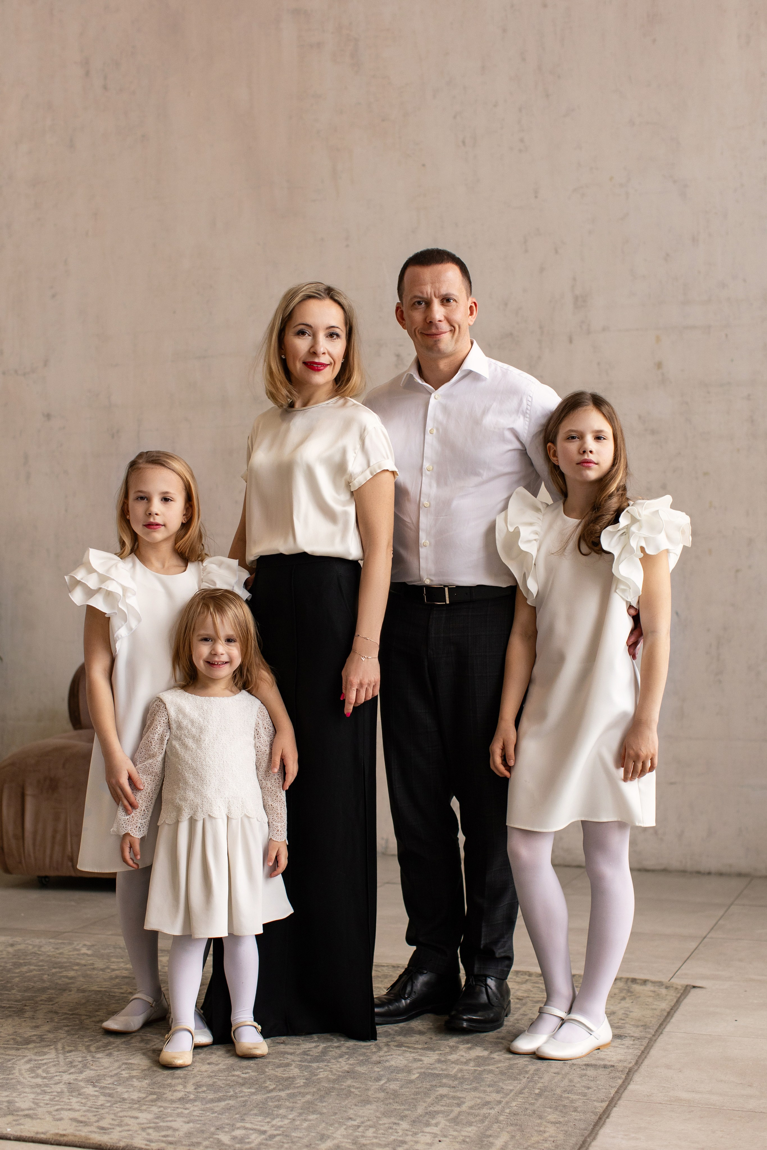 Семейная в интерьерной студии. Фотограф новорожденных, семейный фотограф в Санкт-Петербурге