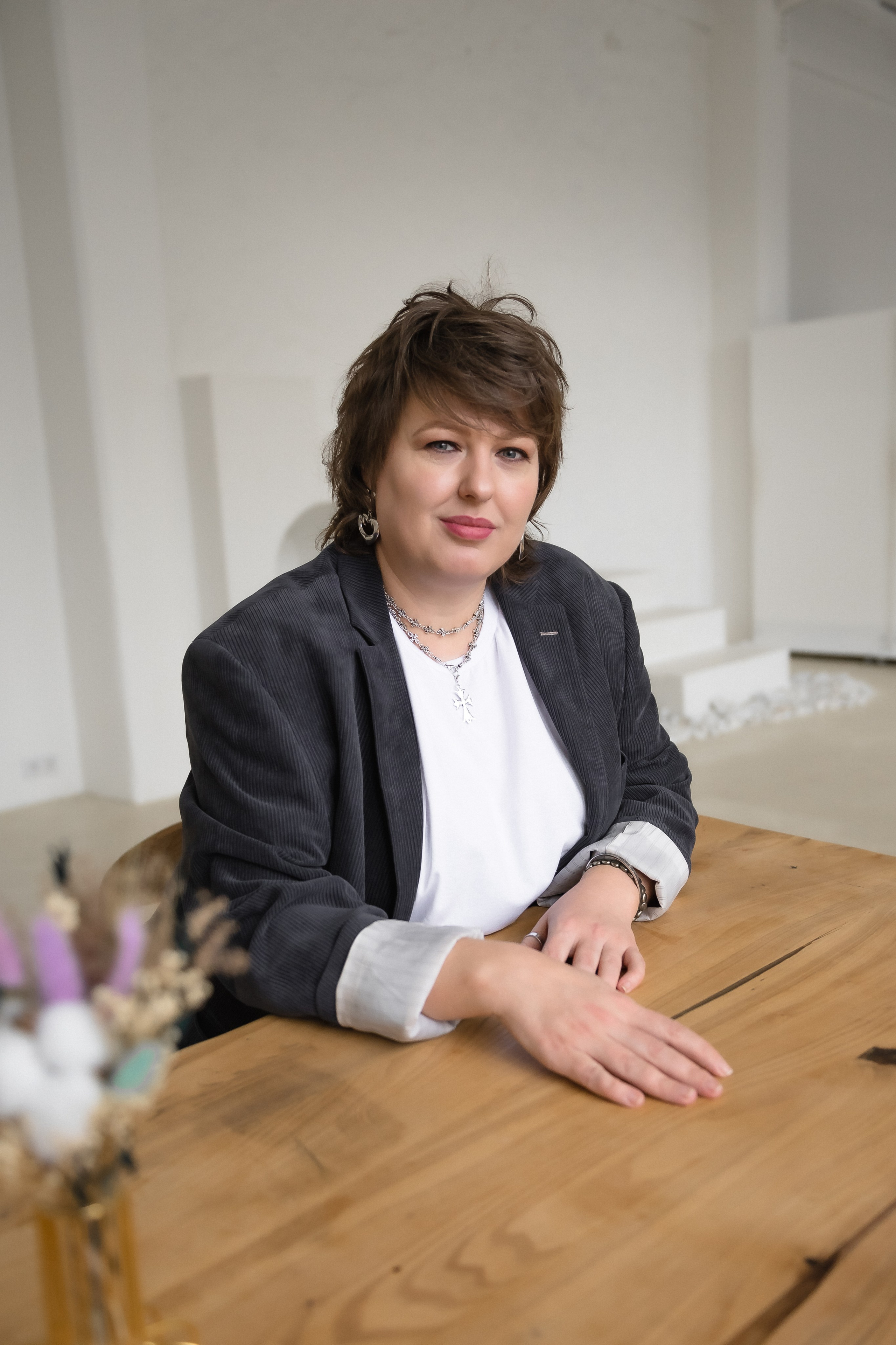 Бизнес потрет в светлом зале. КОНТЕНТ |БРЕНД фотограф Санкт-Петербург — Жанна Олтаржевская