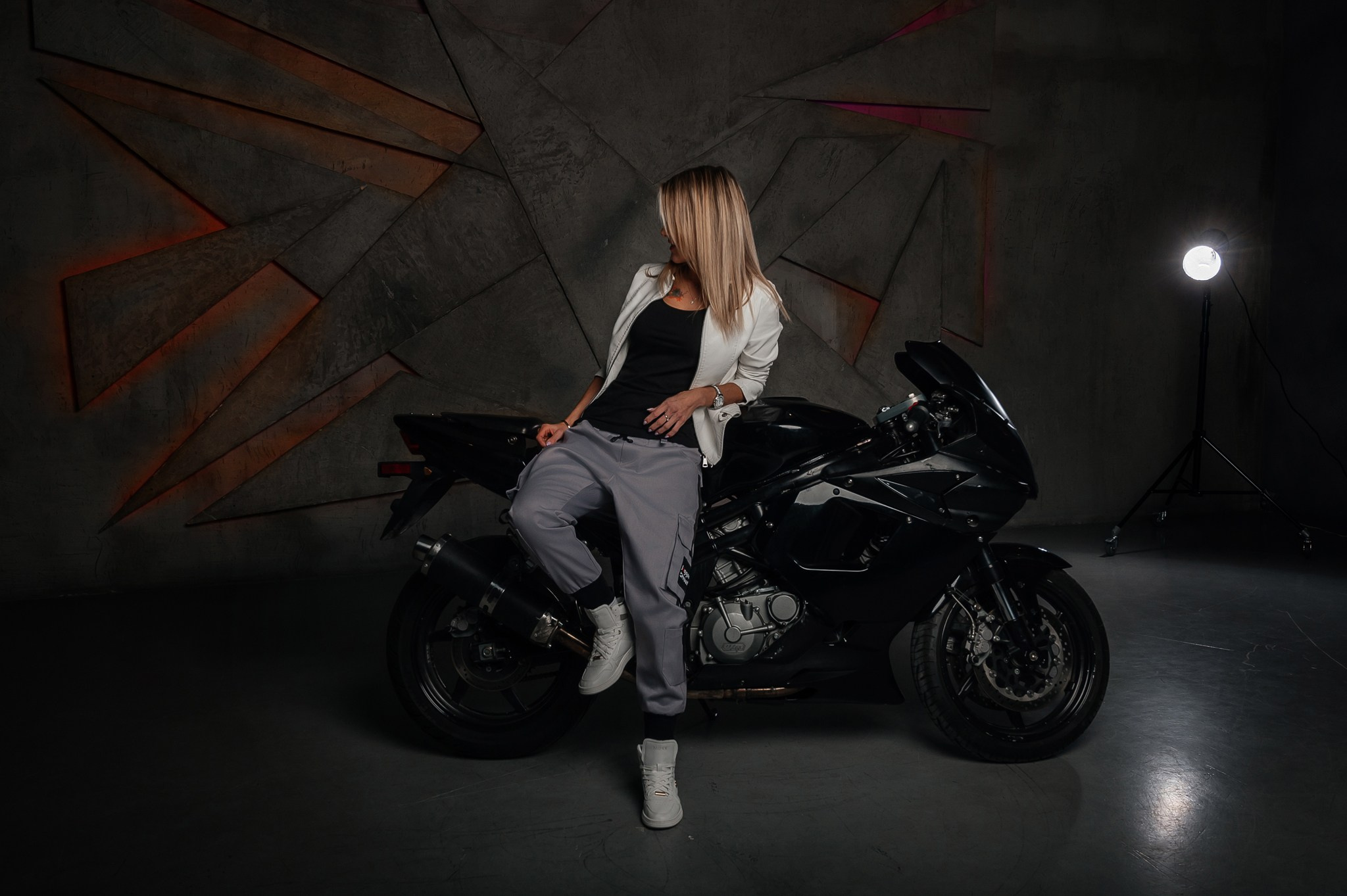 Девушка и мотоцикл. Свадебный и семейный фотограф из Санкт-Петербурга Климов Анатолий