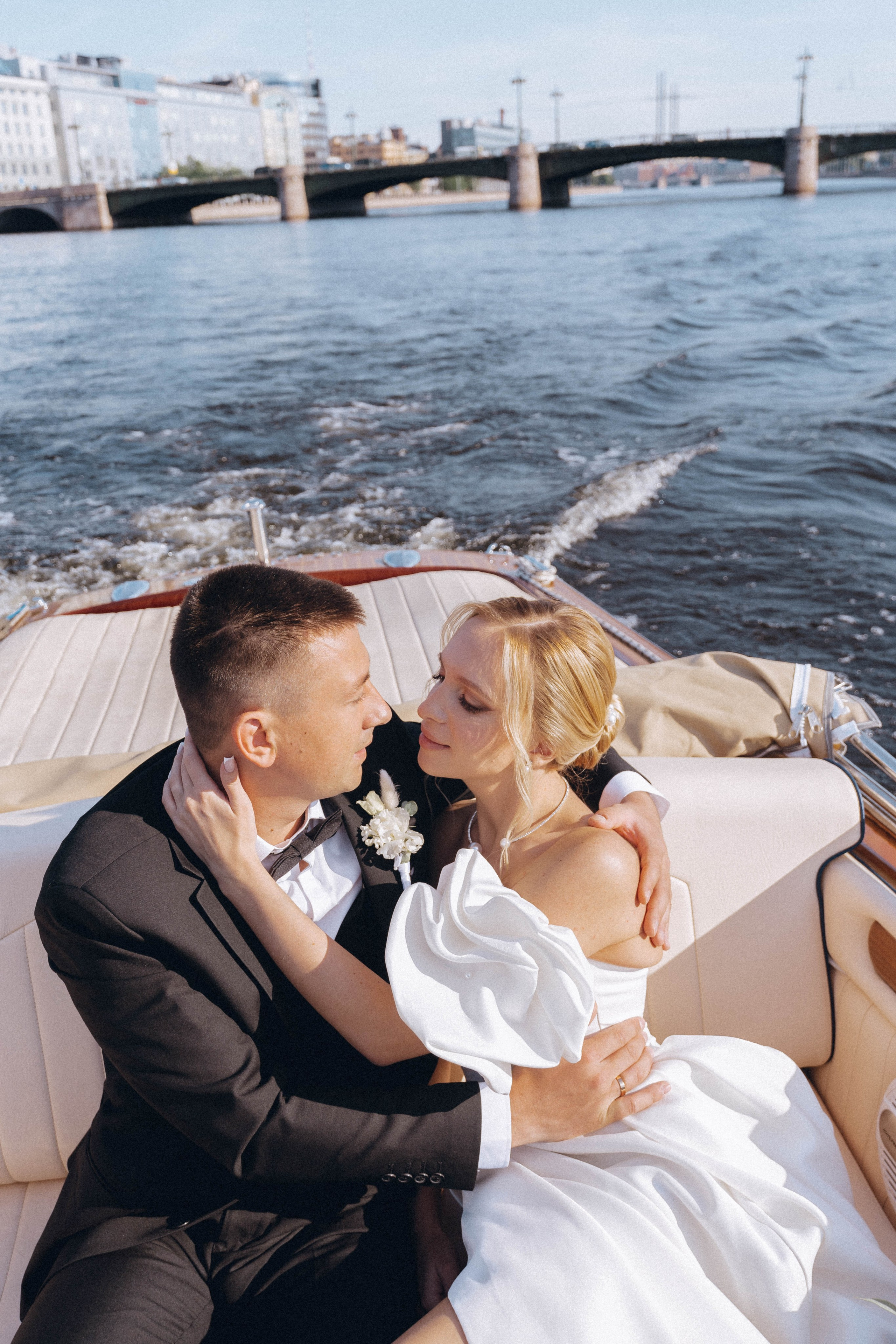 СВАДЕНБНАЯ СЬЕМКА НА КАТЕРЕ ПО КАНАЛАМ САНКТ-ПЕТЕРБУРГА И В АКВАТОРИИ НЕВЫ. Профессиональный фотограф, Санкт-Петербург — Виктория Богомолова