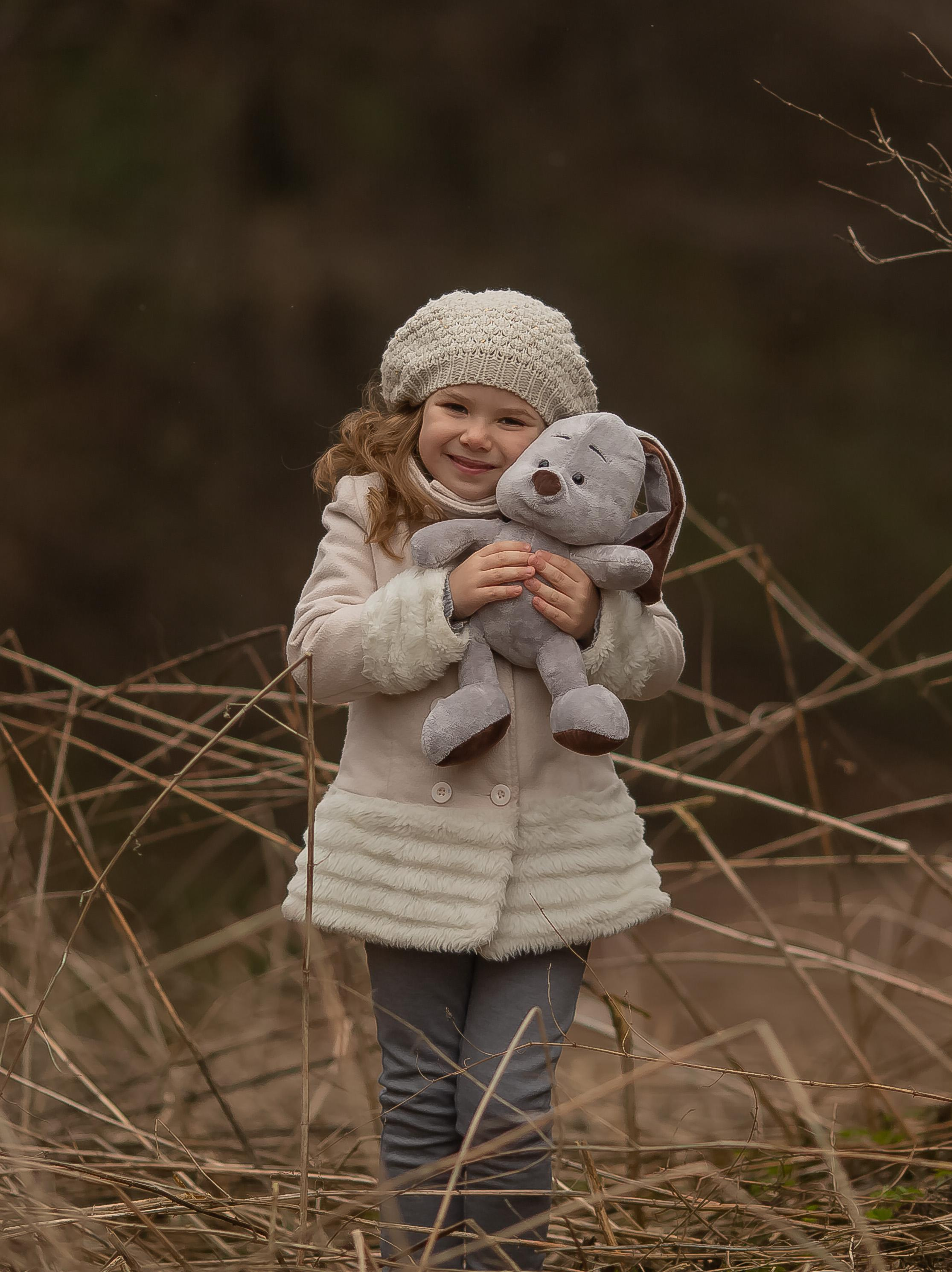 Девочка с любимой игрушкой