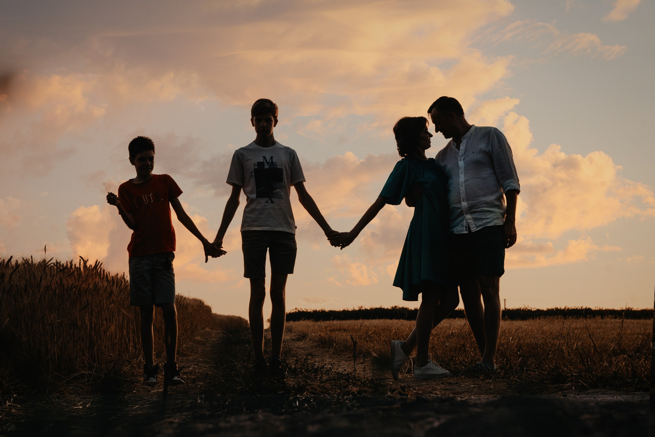 Аксана семейная в поле. Семейный фотограф, женский фототерапевт