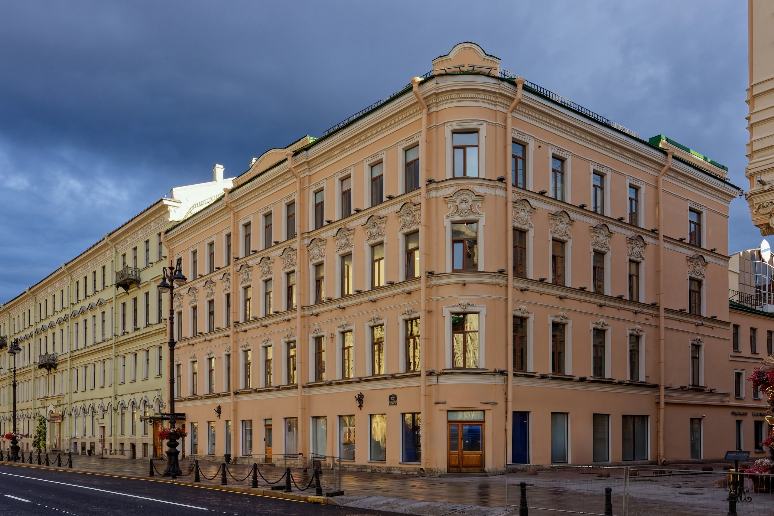 Санкт-Петербург, Невский проспект, дом 90. Дома Меняевых, 1867 год. Архитектор Александр Константинович Бруни.  ОКНРЗ 7831035001