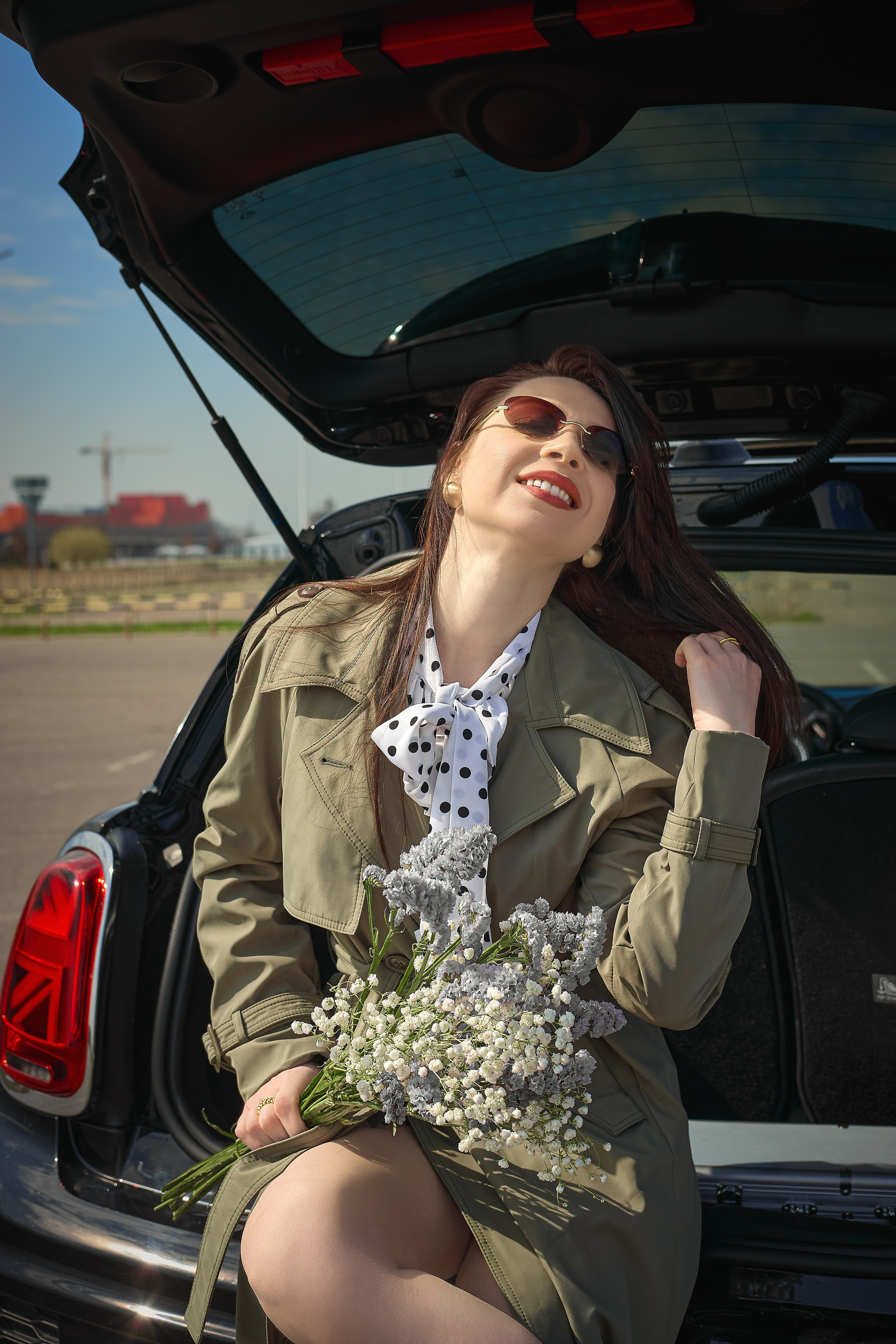 Формат фотодня решает это иначе.Это не большая постановочная фотосессия, а короткая съёмка, в которой уже всё продумано: локация, свет, образ, темп.Человеку не нужно разбираться в процессе — он просто приходит и постепенно включается.Как проходит весенний фотодень