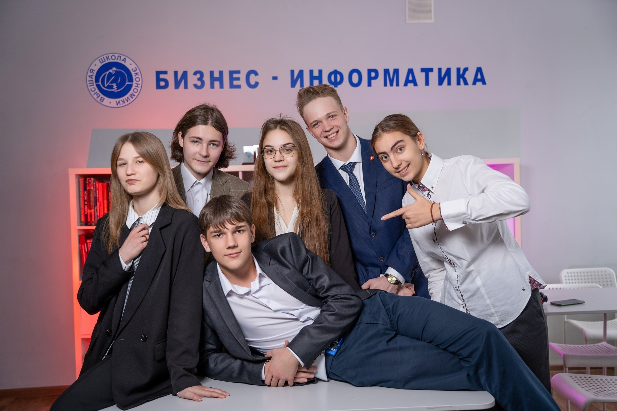 Фотосессия в 7 лицее с цветными фильтрами. СИГМА | Студия выпускных альбомов Красноярск