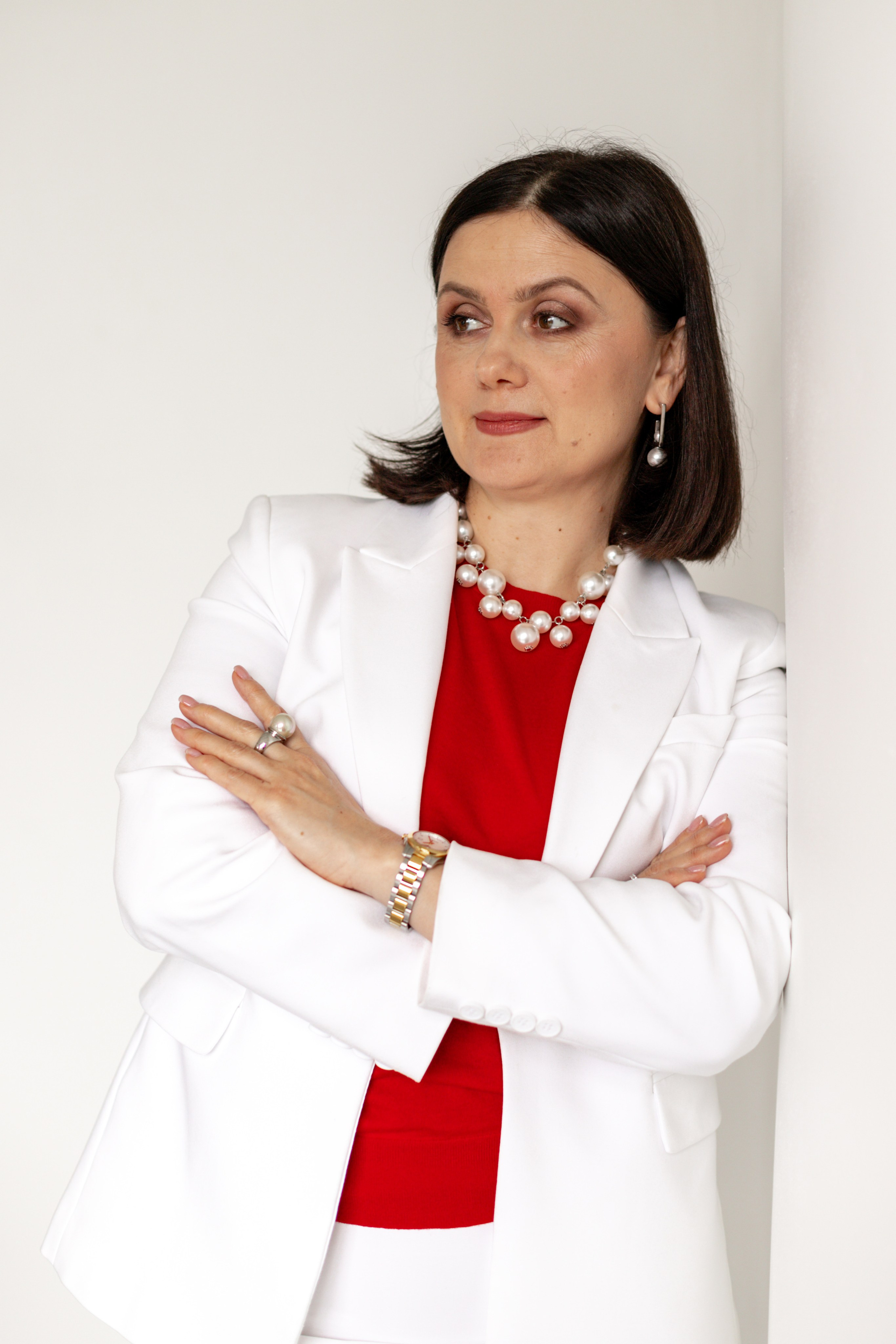 Стильный аксессуар на фоне деревянной текстуры.