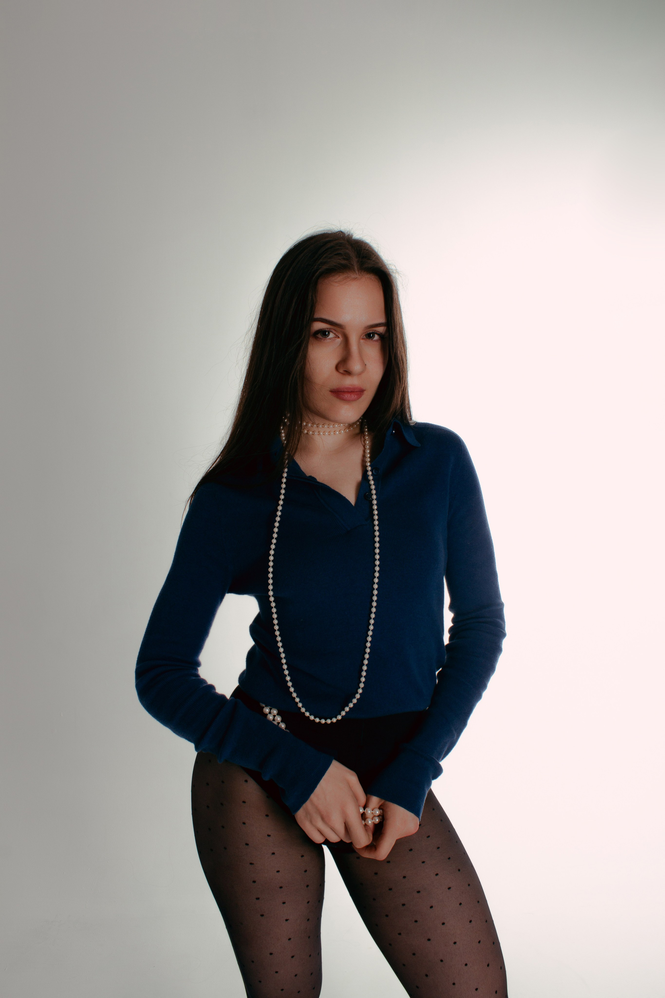 Стильная томная фотосессия в студии в зеленых цветах в тренче. Фотограф Наталья Воронина Москва