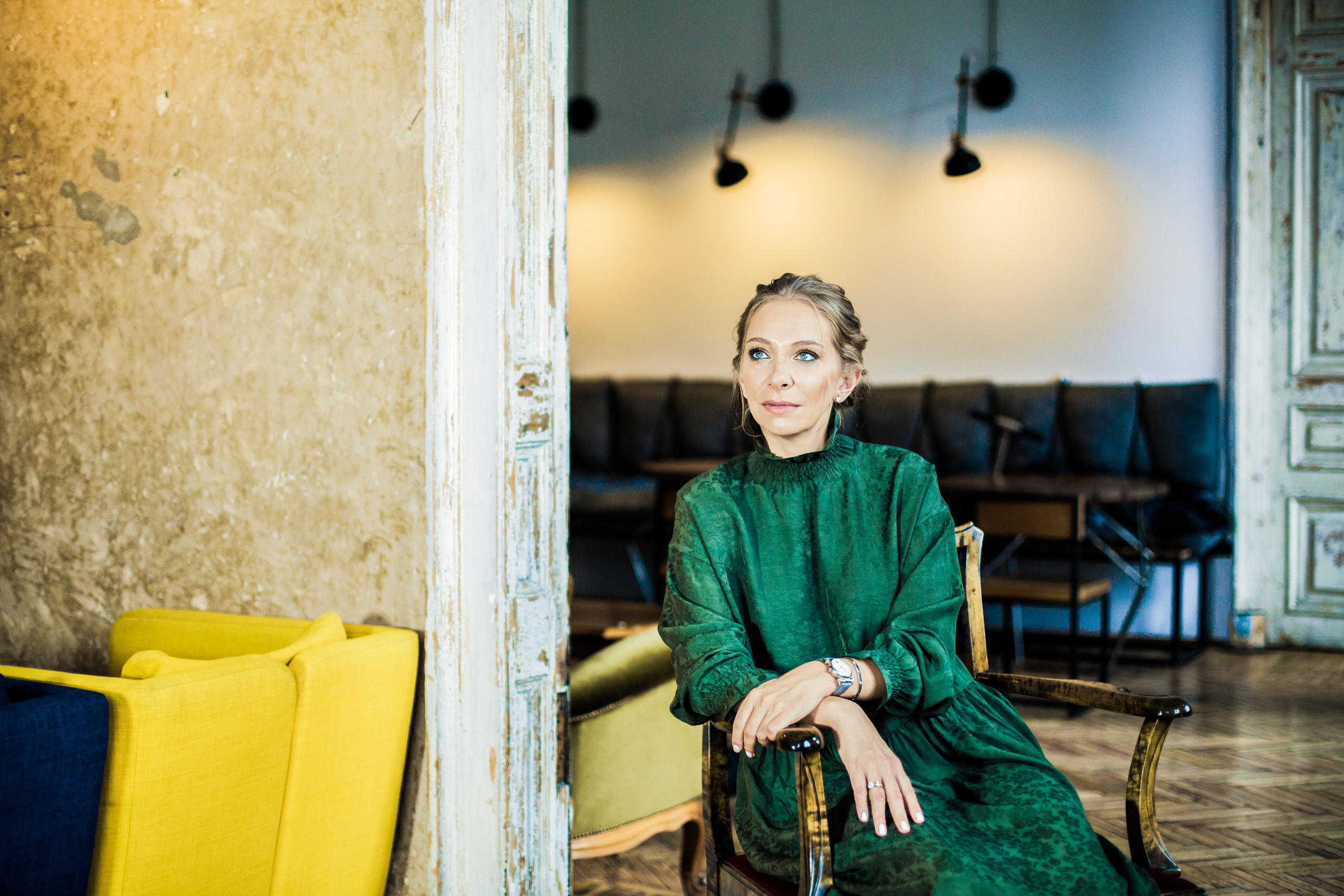 вечерний женский портрет в зеленом платье