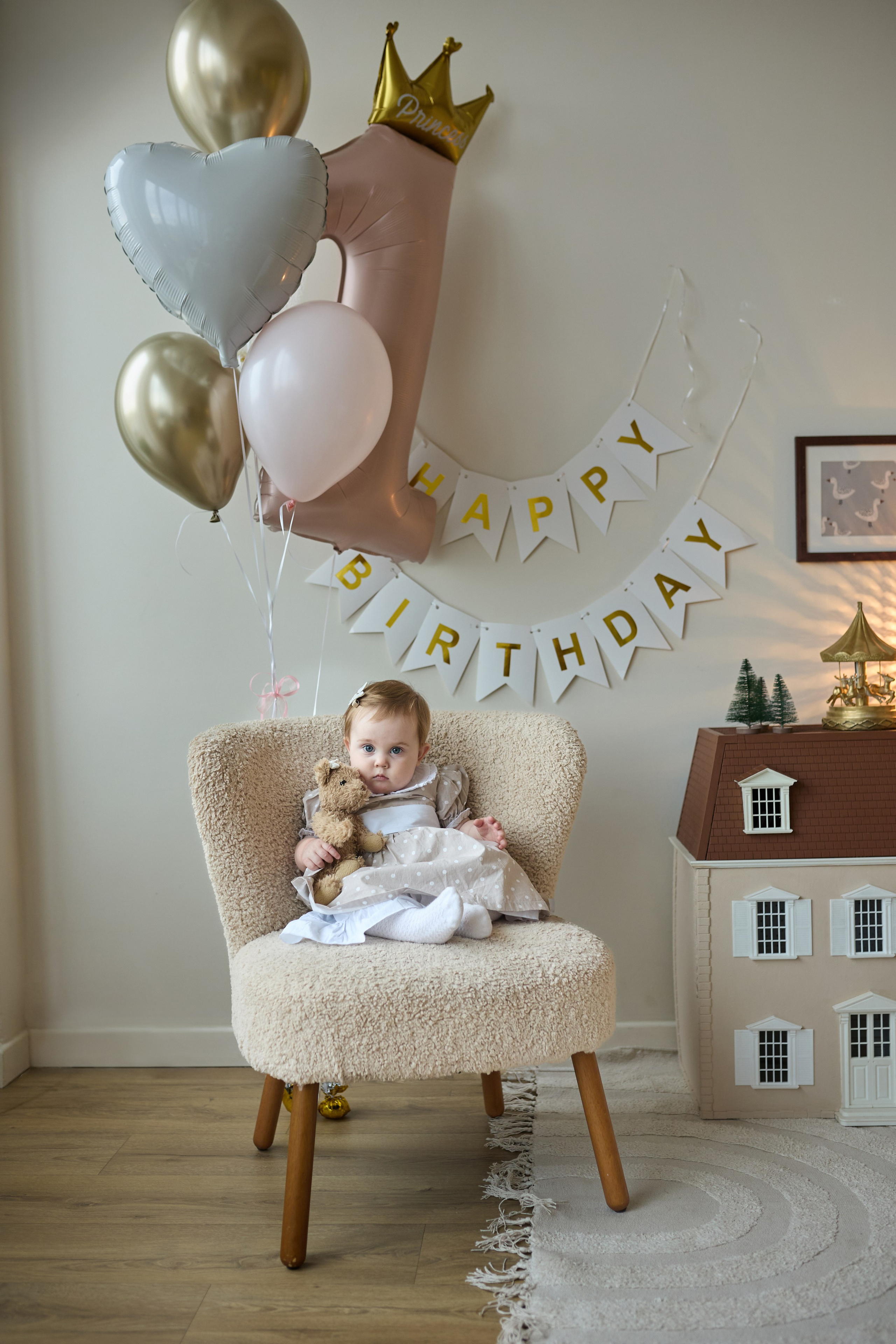 Новогодняя семейная фотосессия на годик в студии Forest