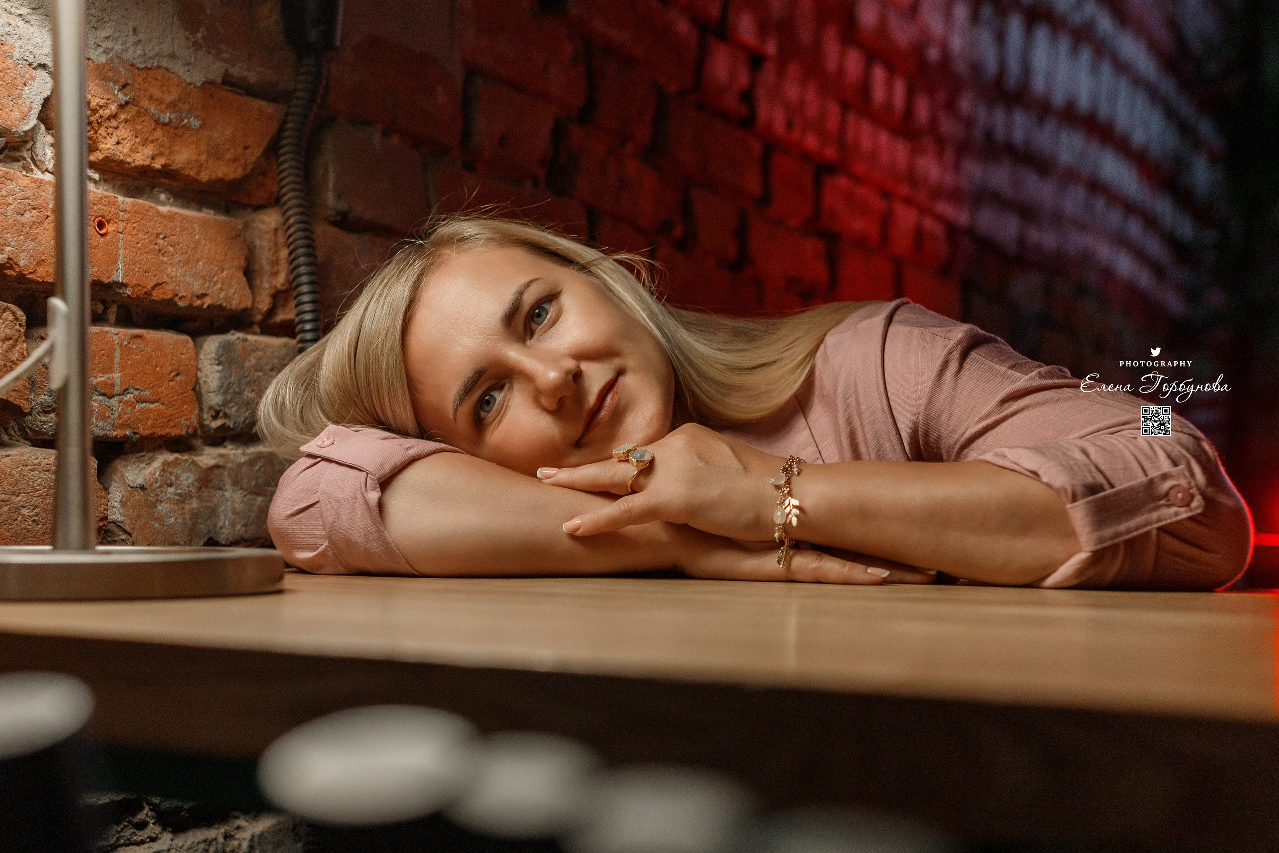 девушка лежит на столе пол светом ламны