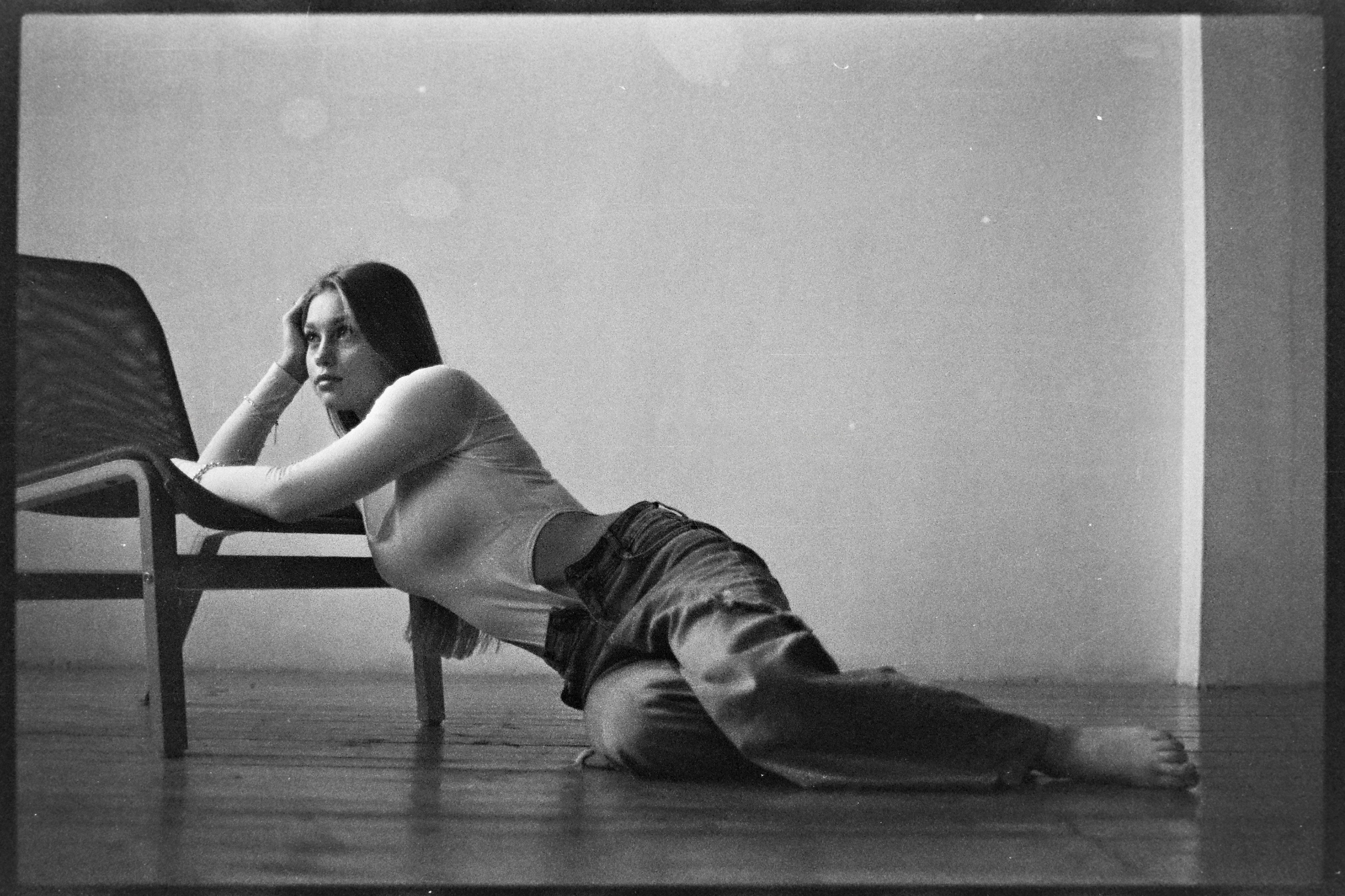 Минималистичная фотосессия на черно-белую пленку