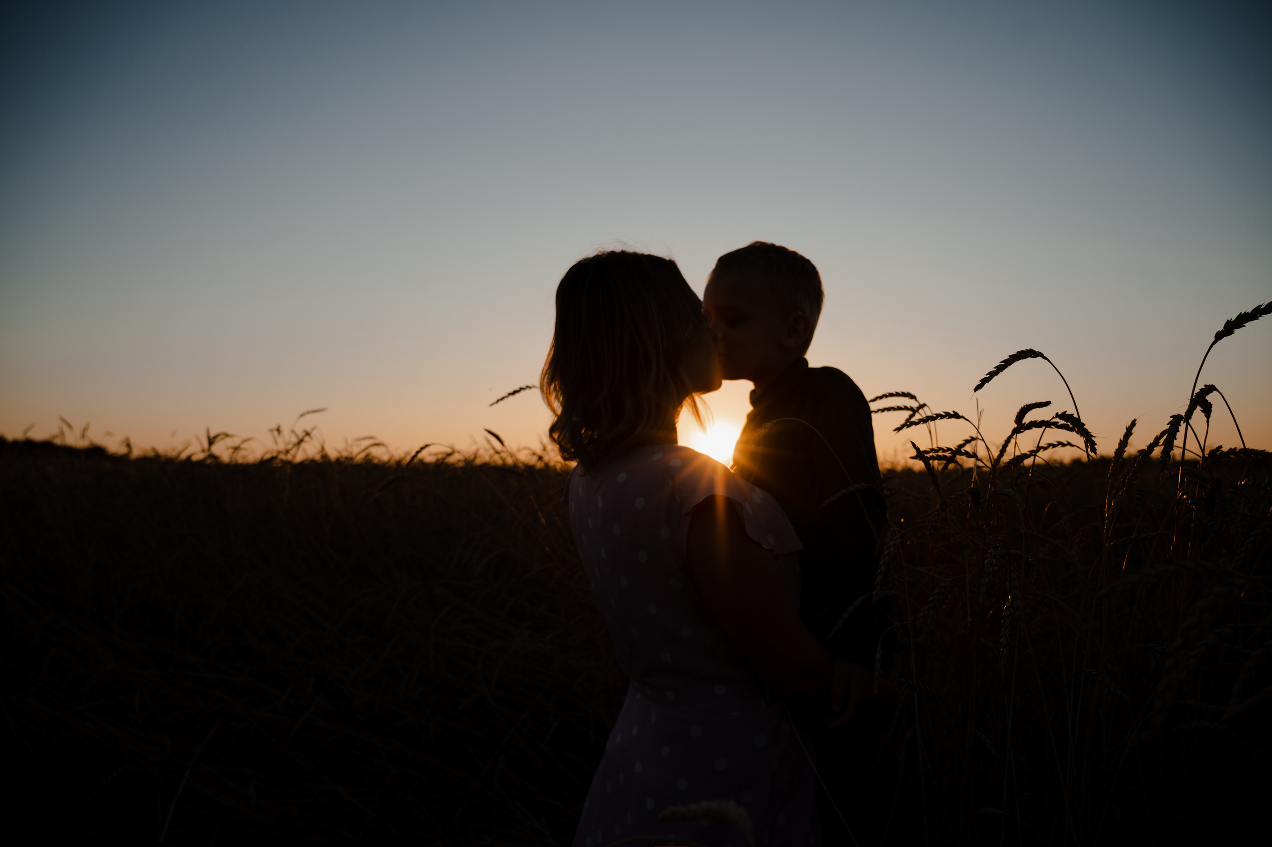 Маша и Саша, пшеница. Фотограф Красноярск Екатерина Карпеза