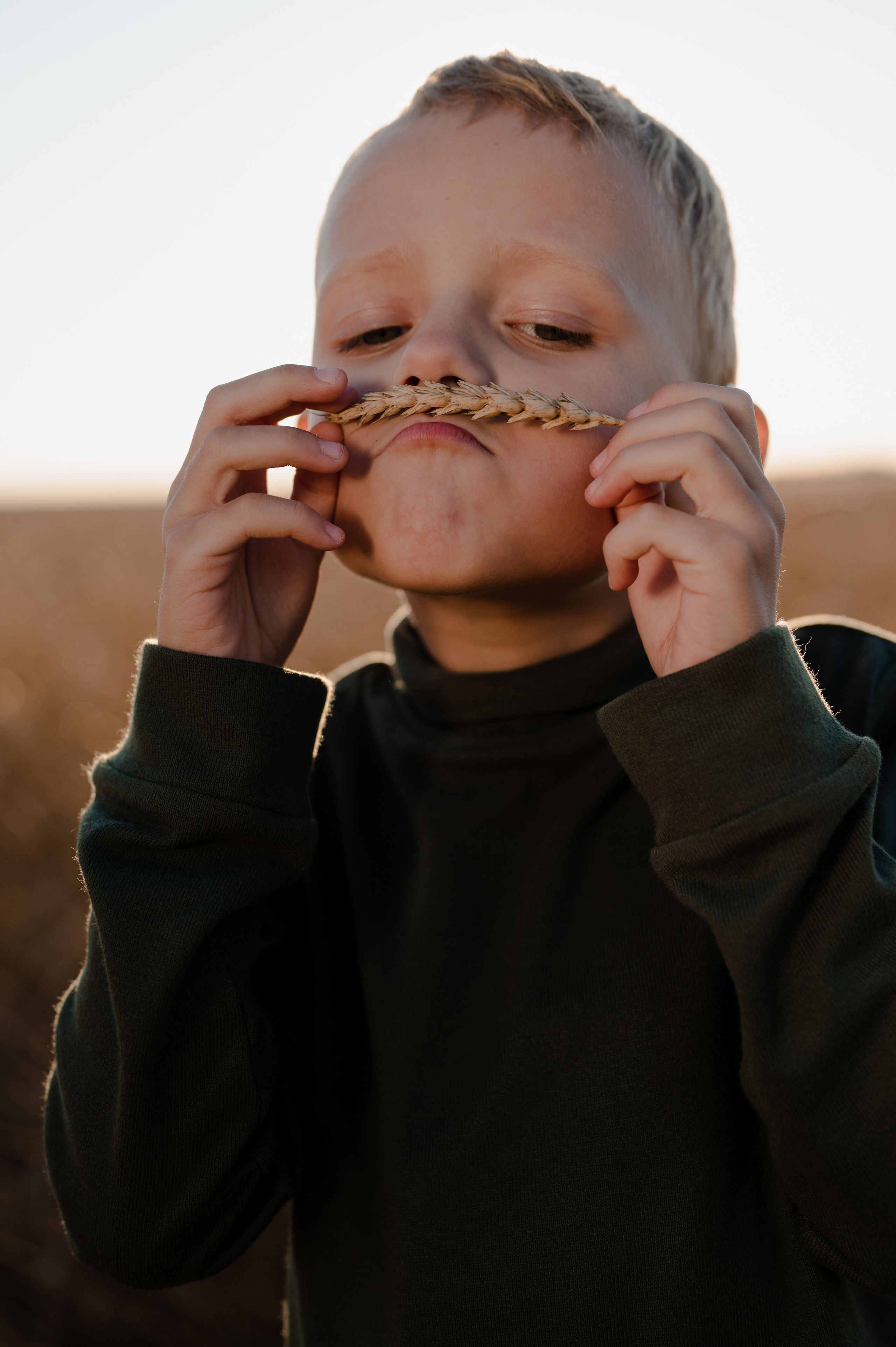 Маша и Саша, пшеница. Фотограф Красноярск Екатерина Карпеза