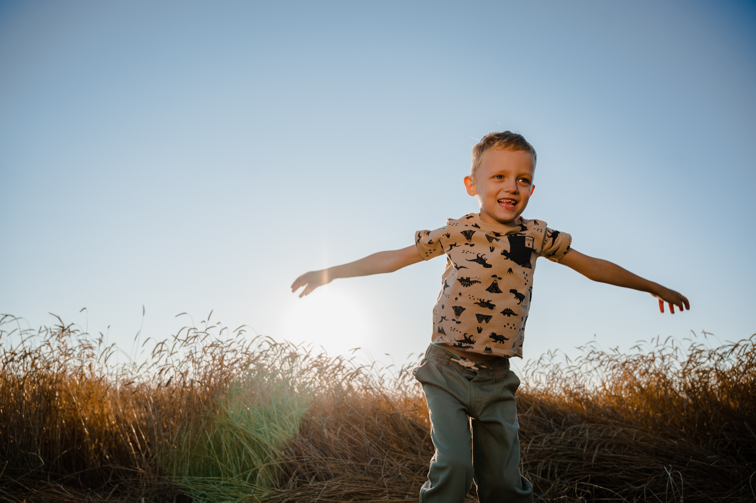 Маша и Саша, пшеница. Фотограф Красноярск Екатерина Карпеза