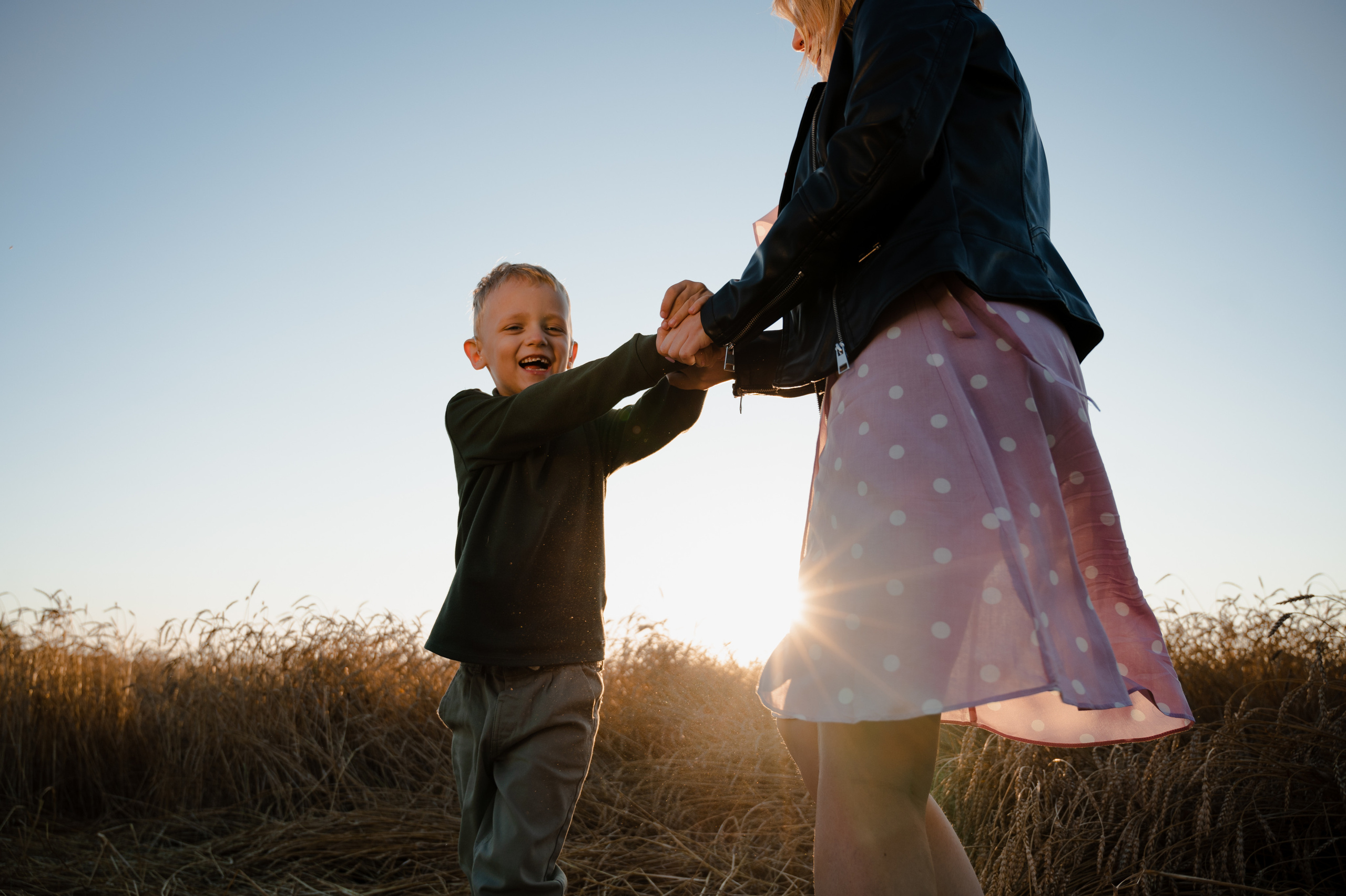Маша и Саша, пшеница. Фотограф Красноярск Екатерина Карпеза