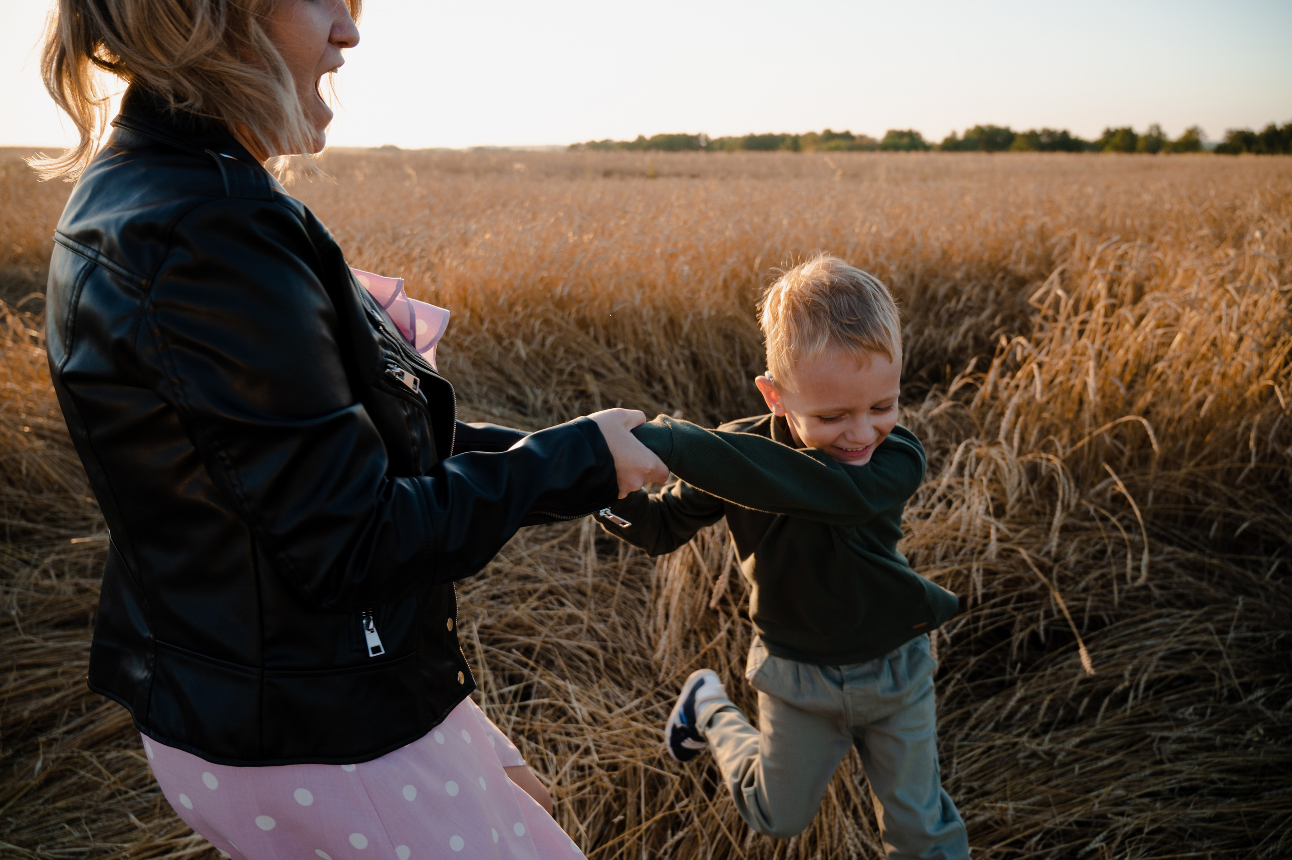 Маша и Саша, пшеница. Фотограф Красноярск Екатерина Карпеза