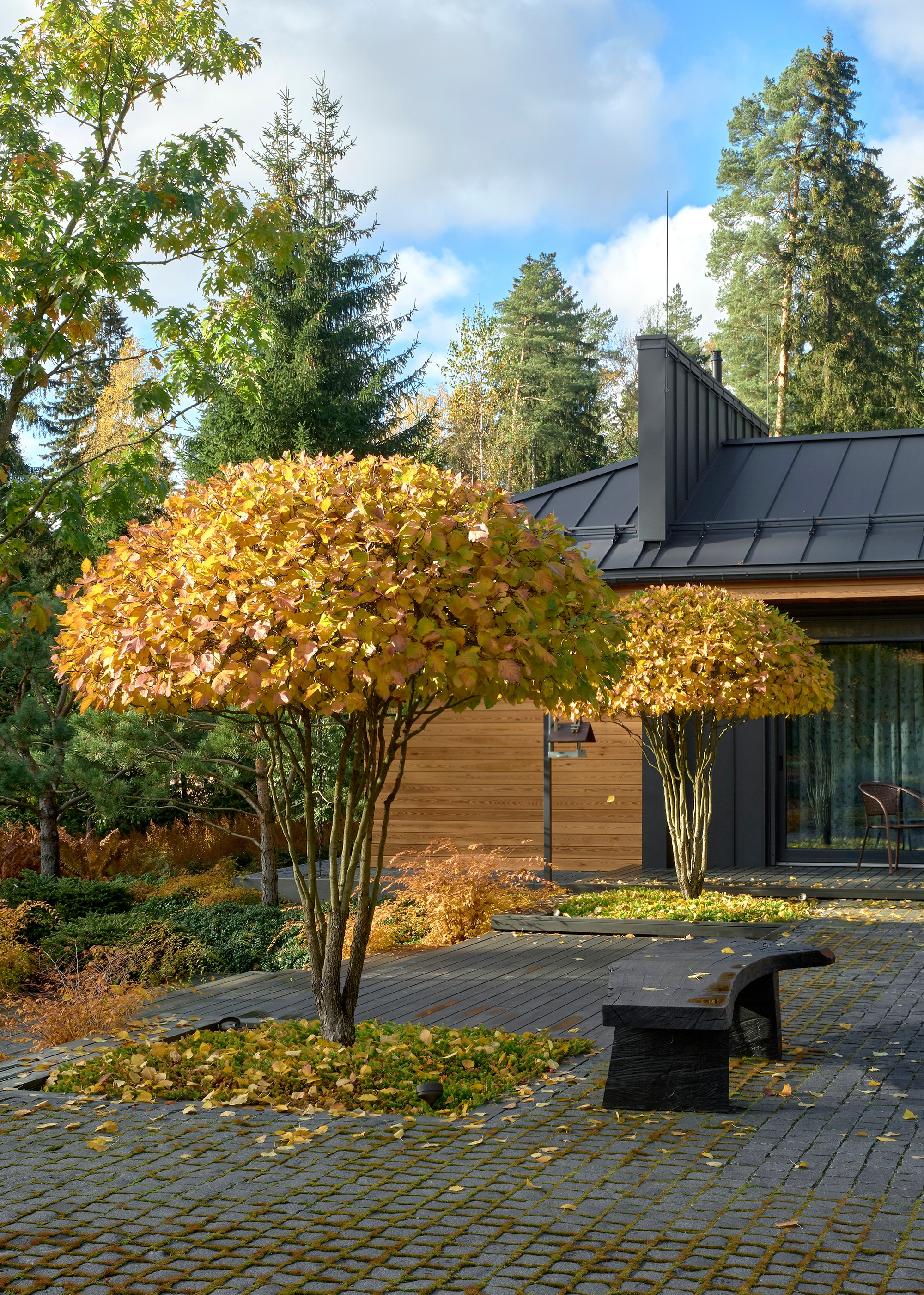 Усадьба Хрустальное: фотосъемка частного сада Валерия Федотова в Репино для L.BURO. Фотограф Наталья Соловьева | interioto