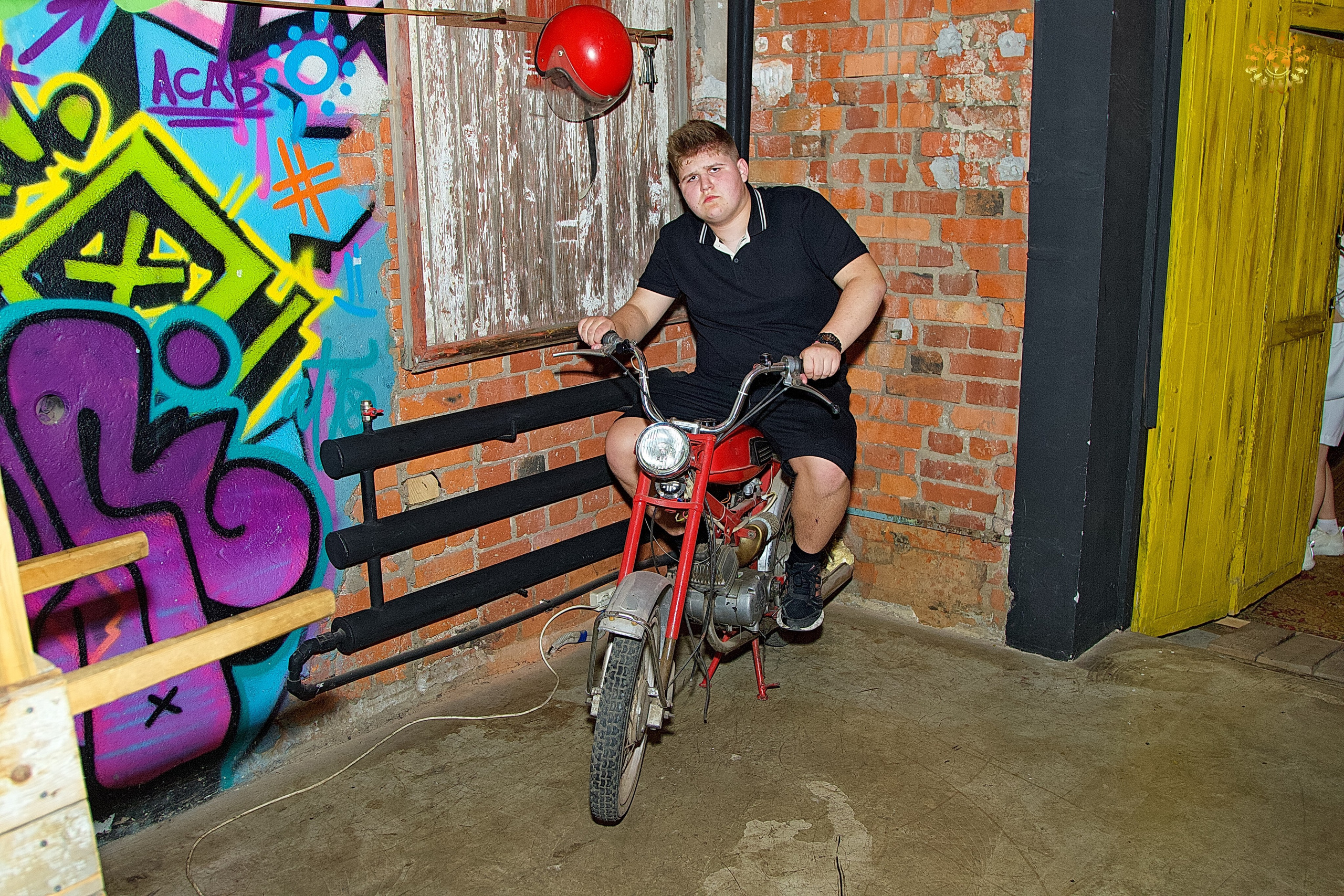 Выпускной 2023 (9-й класс, школа № 46). Loft Urban. Москва. Репортажная съемка в Москве и области. Анималистика