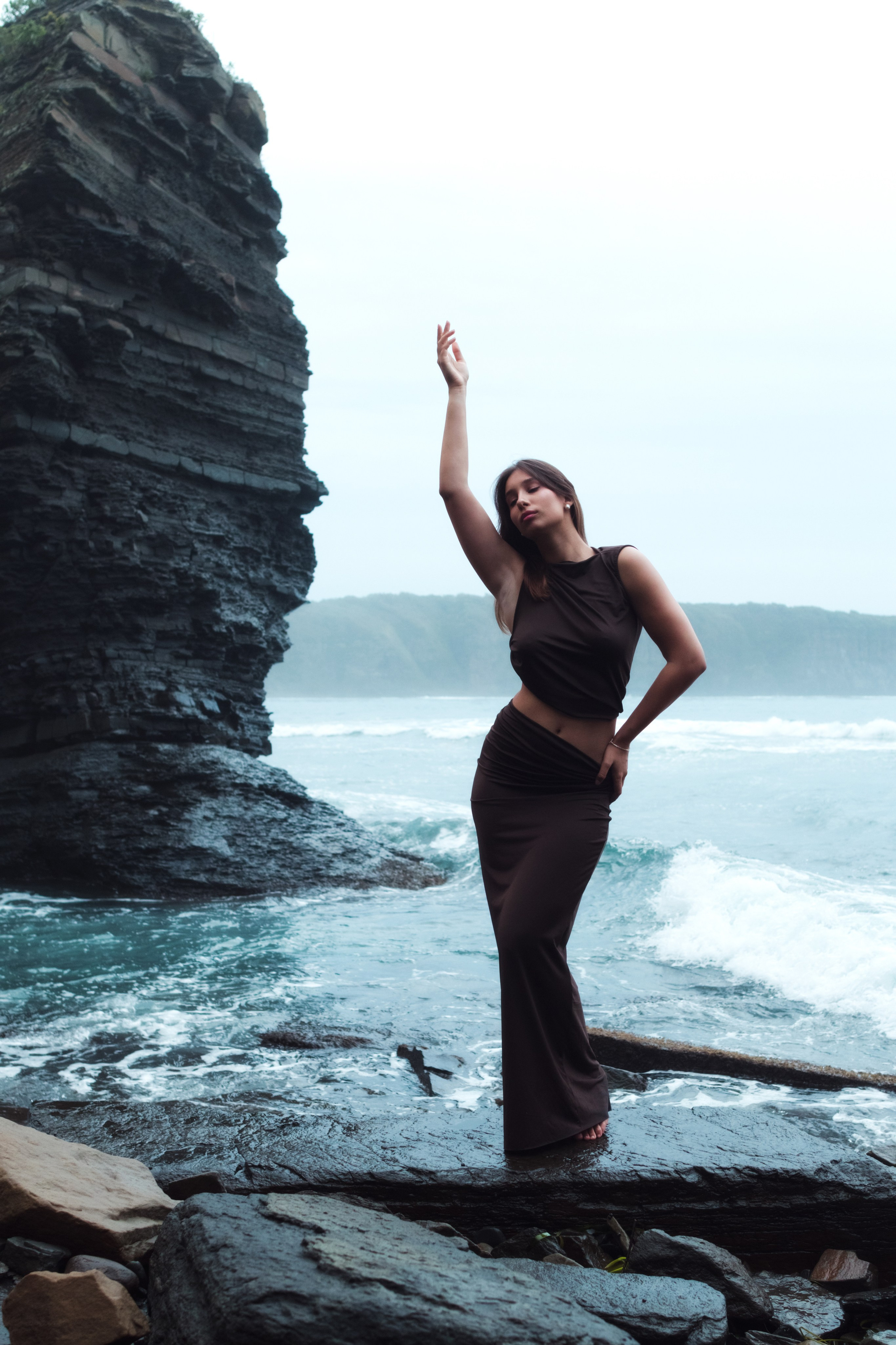 Уличная художественная фотосессия с девушкой в морской бухте рядом с Владивостоком