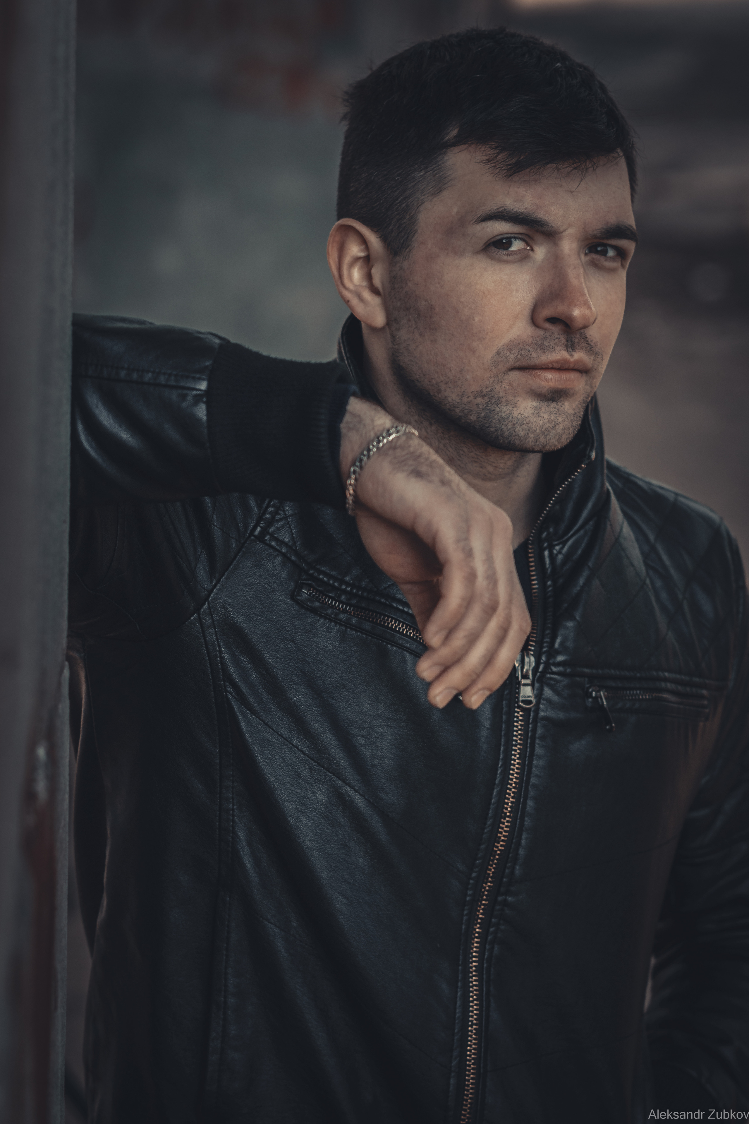 Молодой человек в кожаной куртке