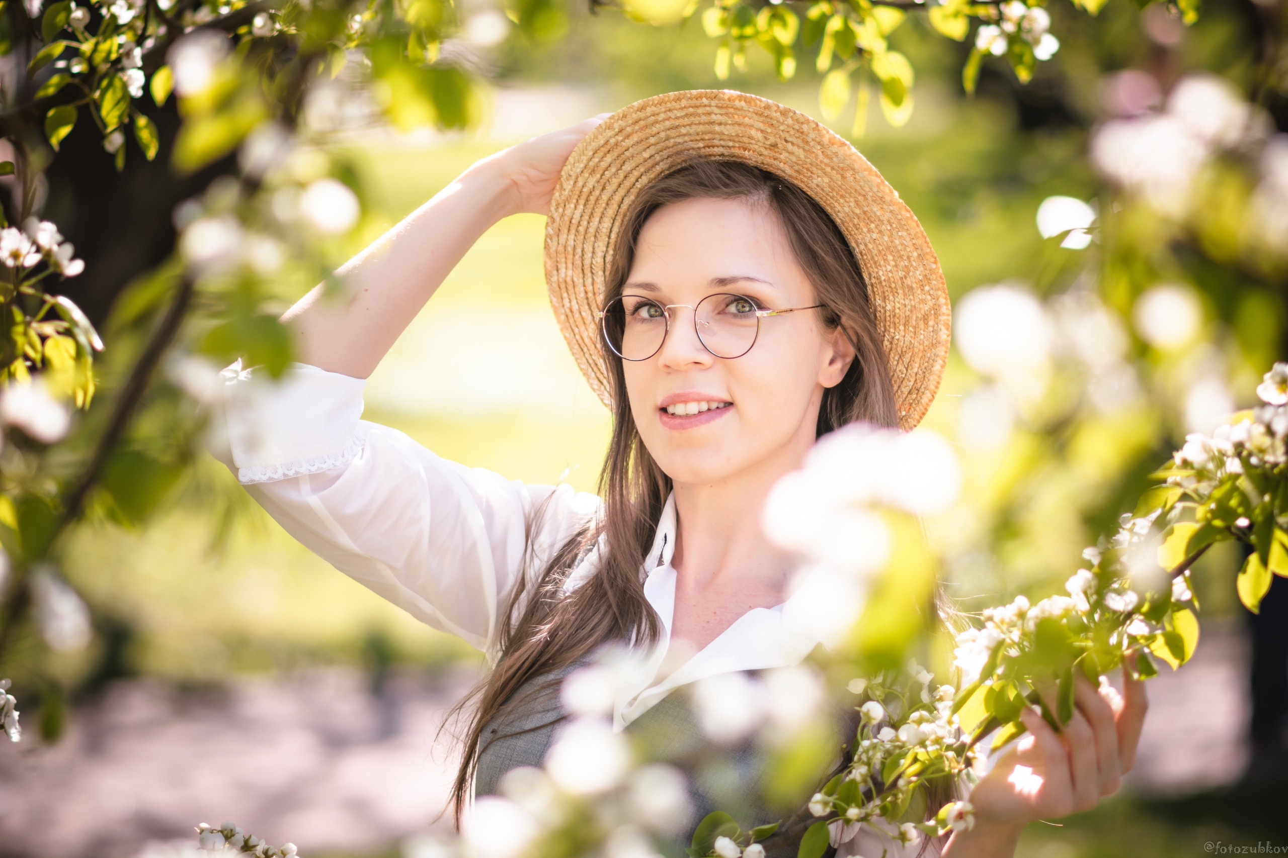 Летний портрет девушки в летнем парке в шляпке