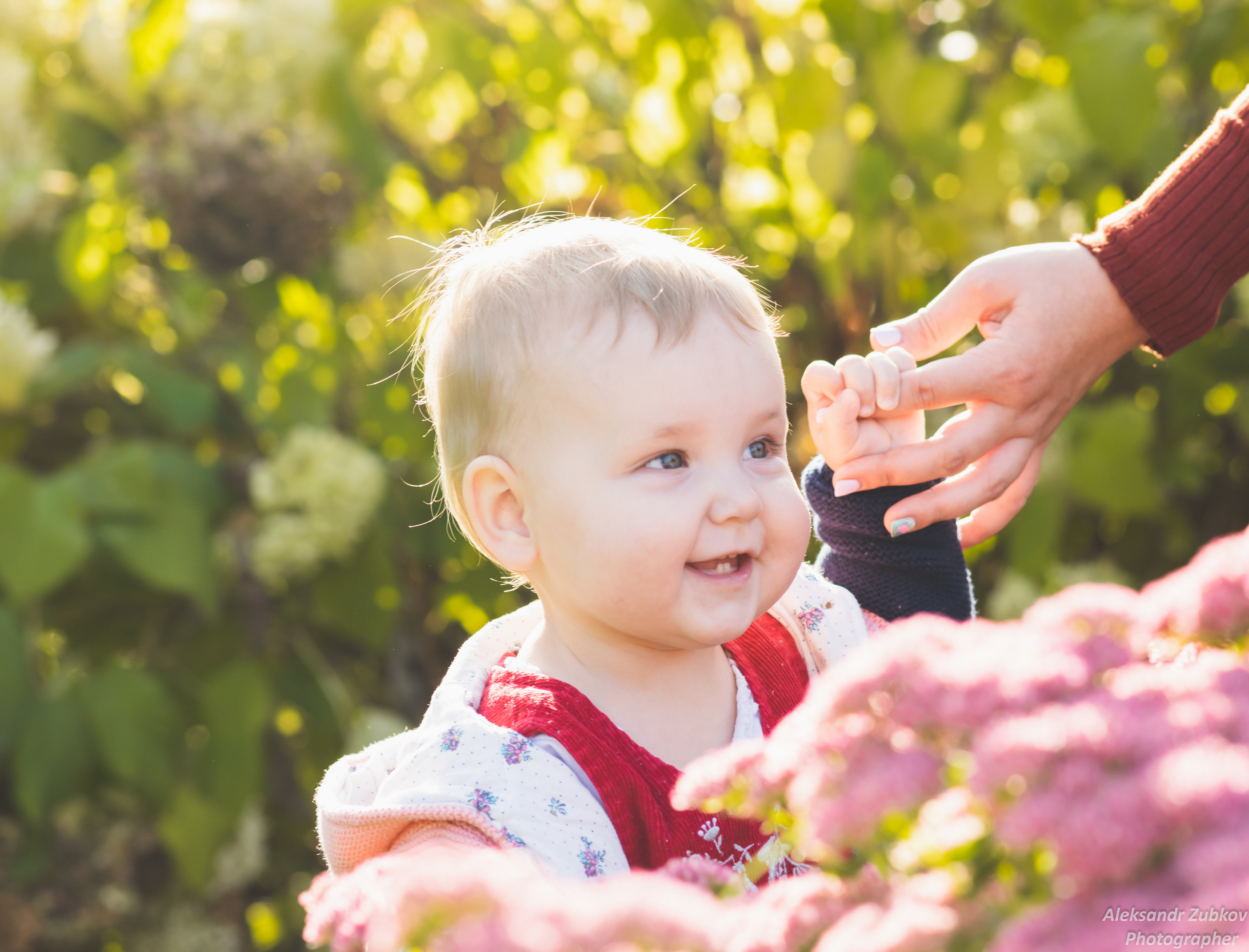 Счастливая малышка увидела маму
