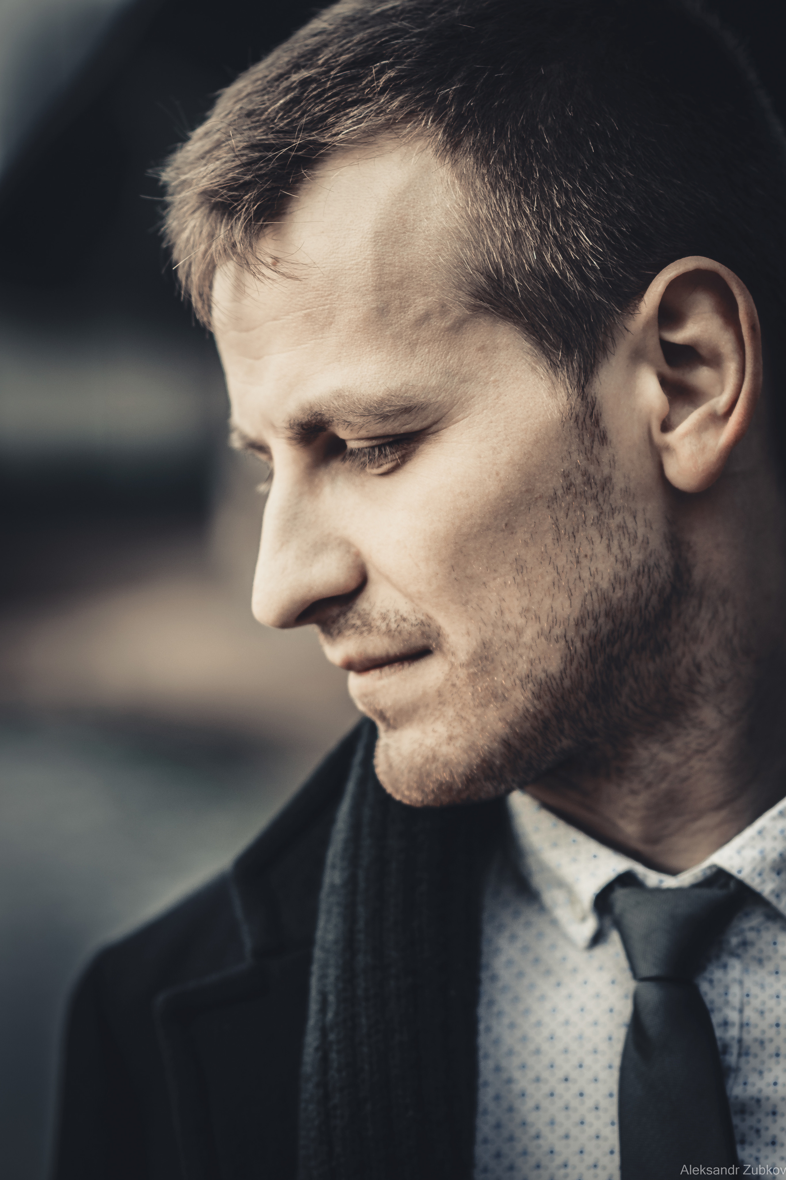 Задумчивый взгляд мужчины в галстуке