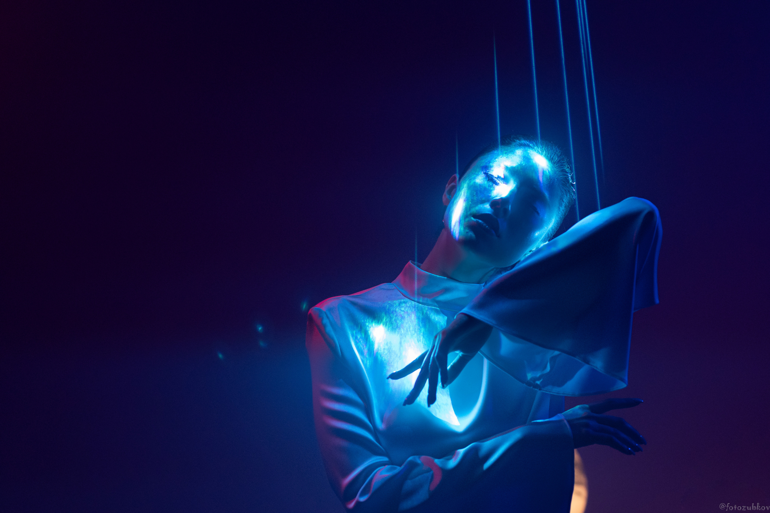 Портрет девушке в лучах неона