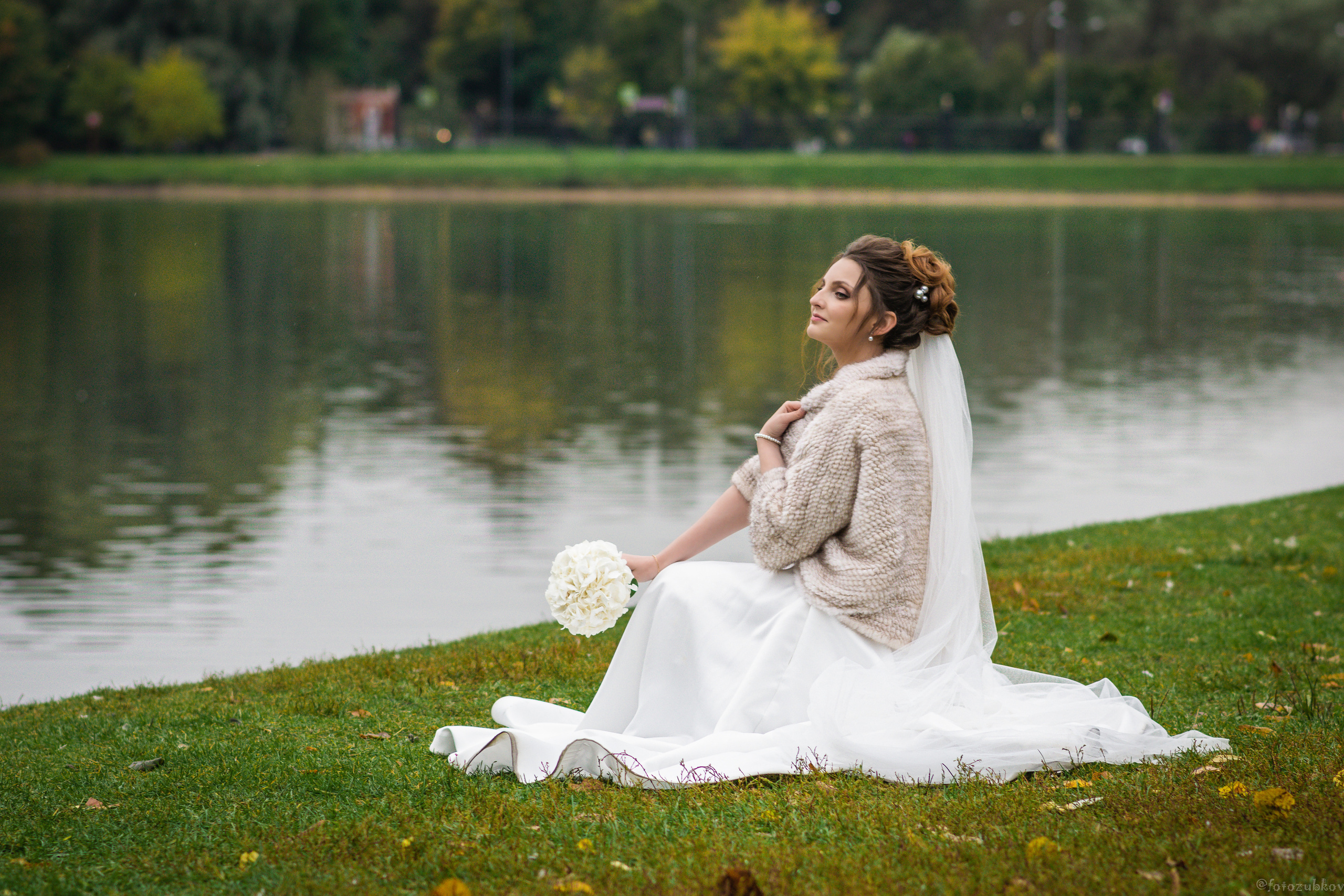 Невеста отдыхает на берегу водоёма
