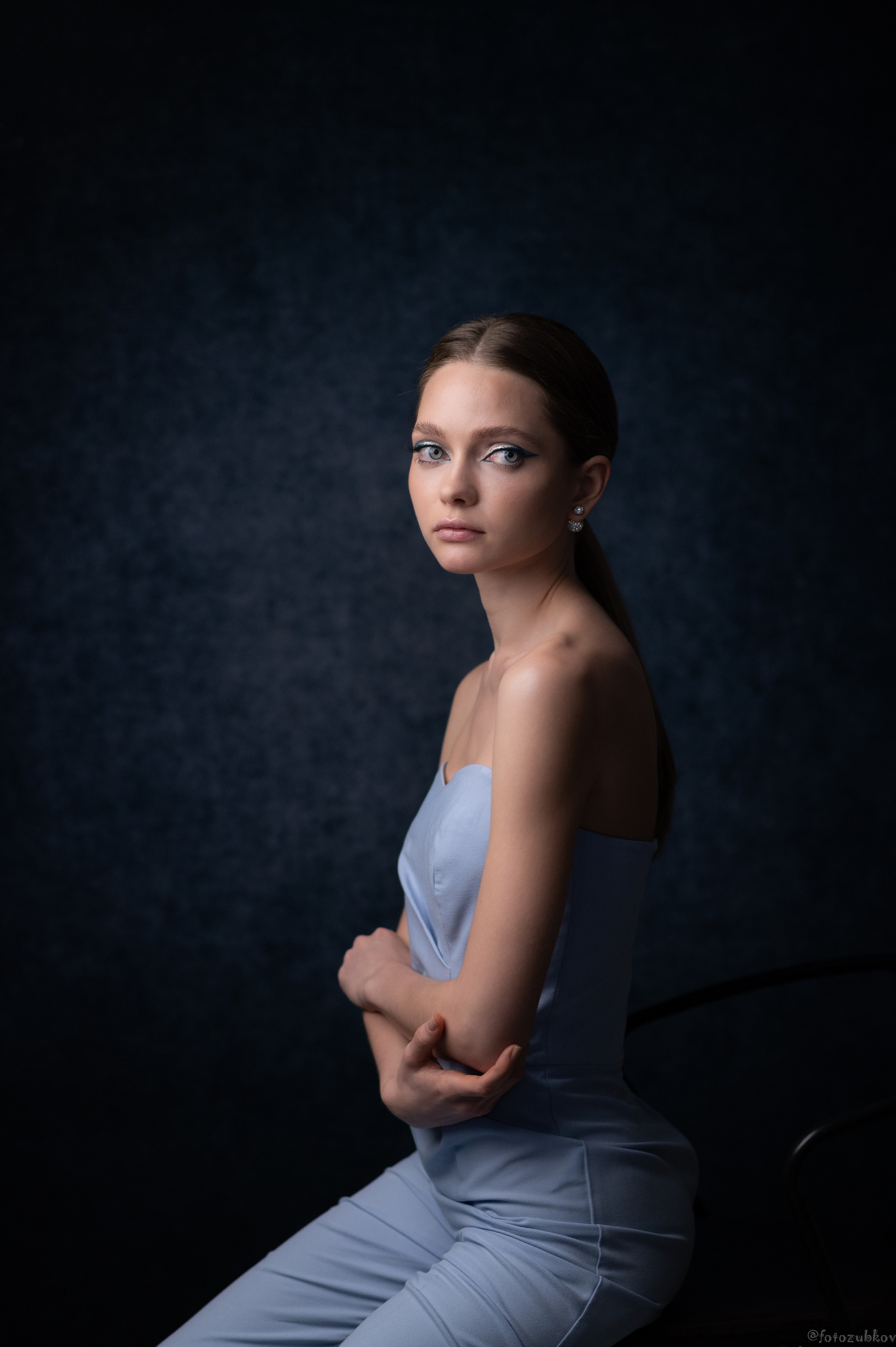 Студийный портрет девушки на чёрном фоне