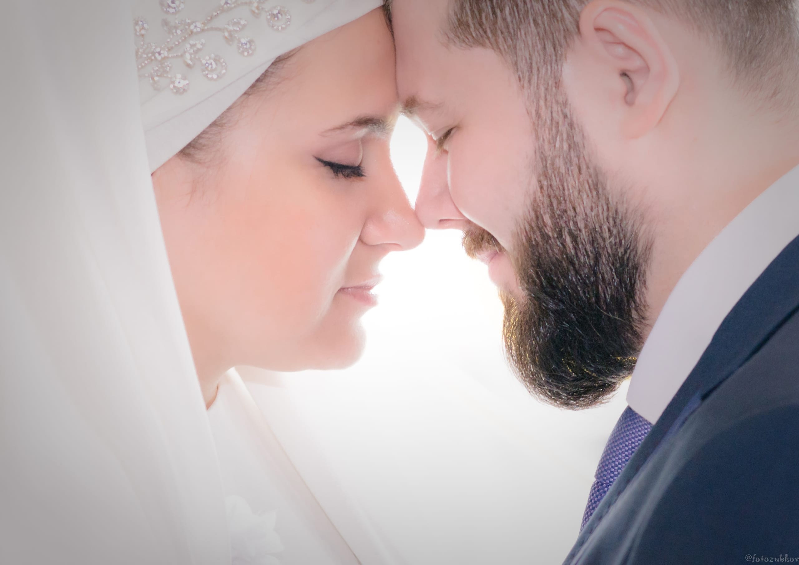 Жених с невестой прижимаются к друг другу