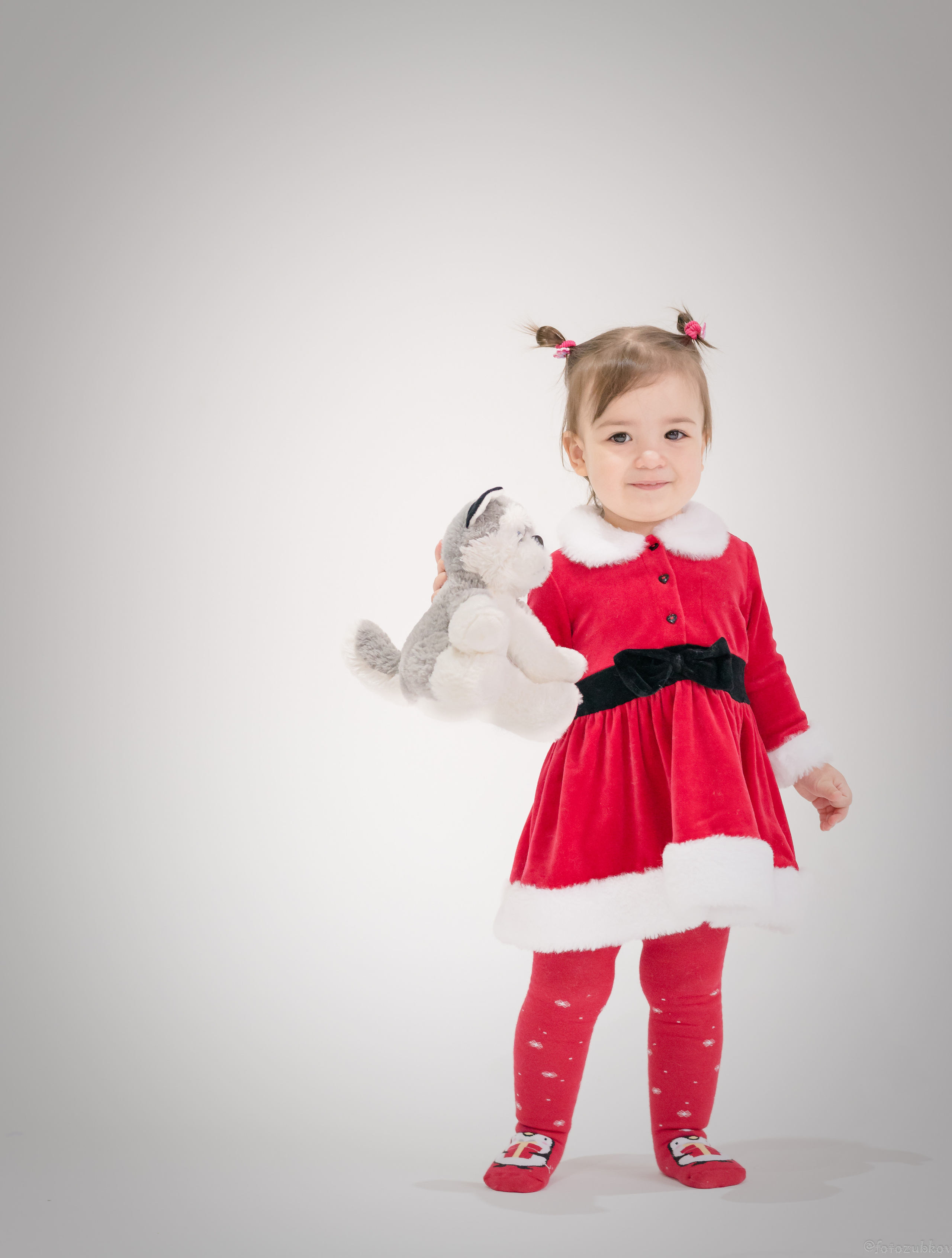 Маленькая девочка в новогоднем наряде