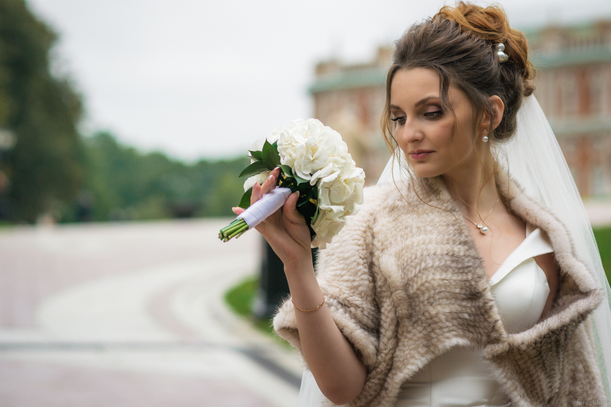 Невеста с нежным букетом в парке Царицино