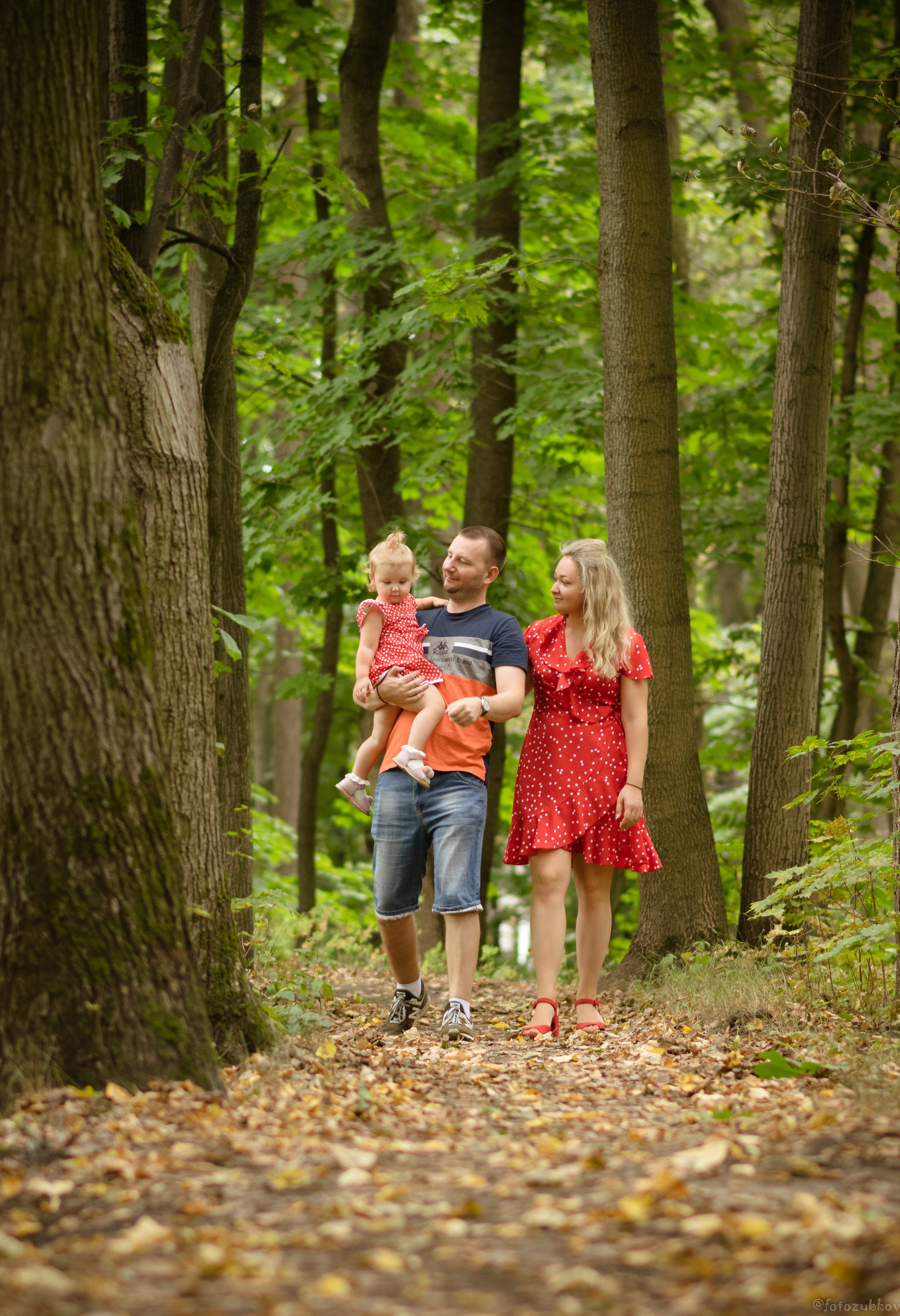 Прогулка семьи в летнем парке