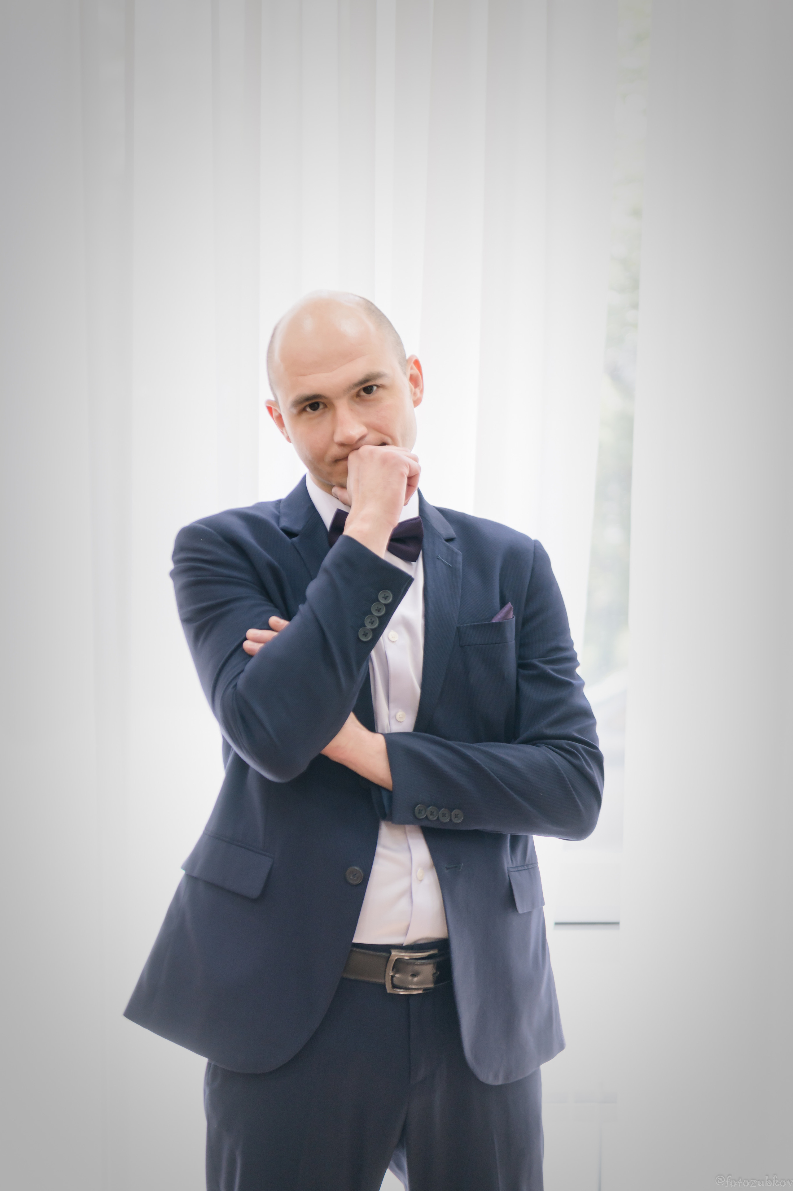 Задумчивый жених в загсе