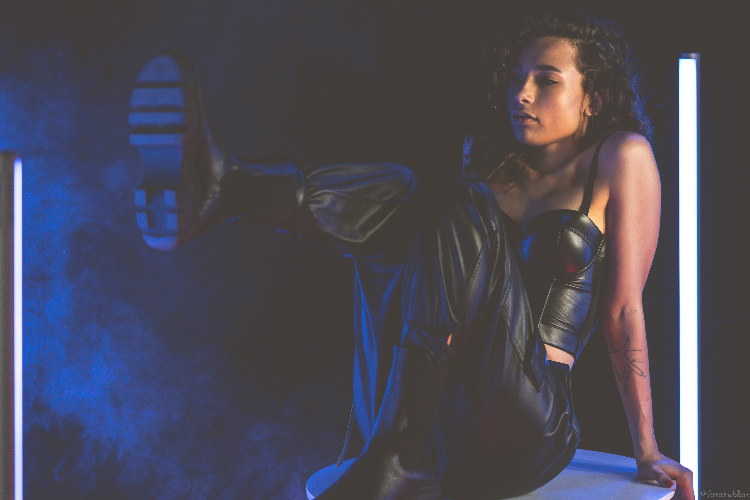 Портрет девушки в студии с дымом и неоном