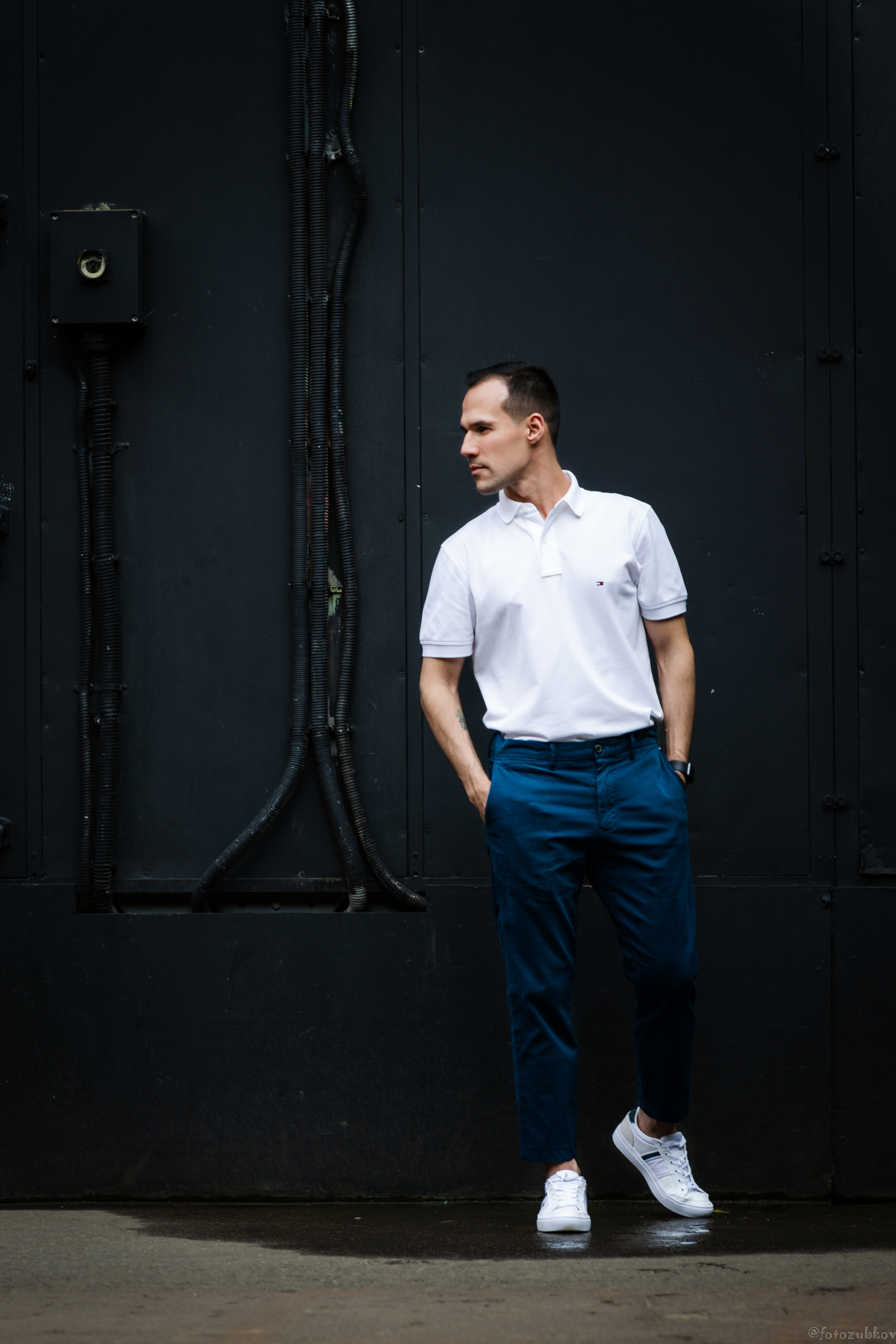 Стильный портрет парня в поло и джинсах