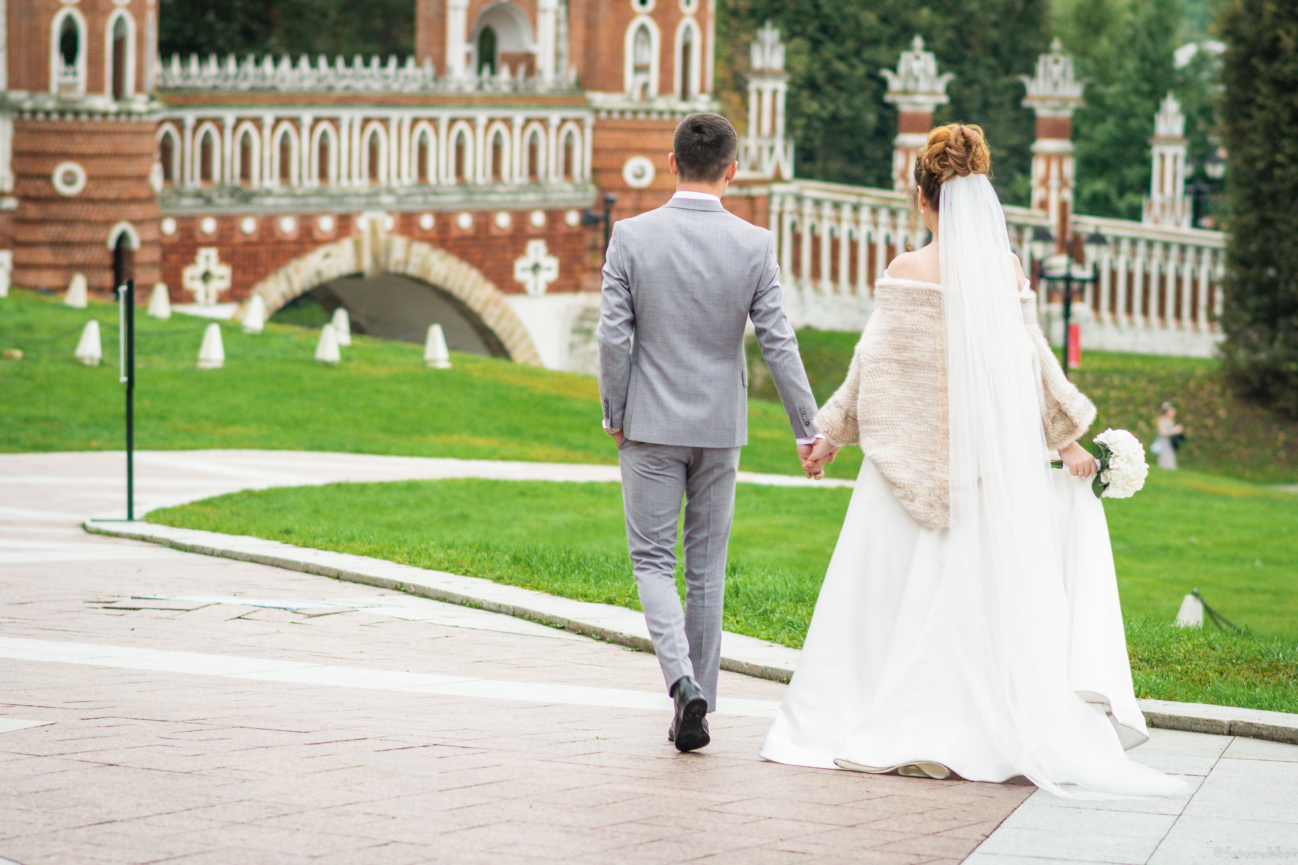 Жених с невестой уходят в светлое будущее