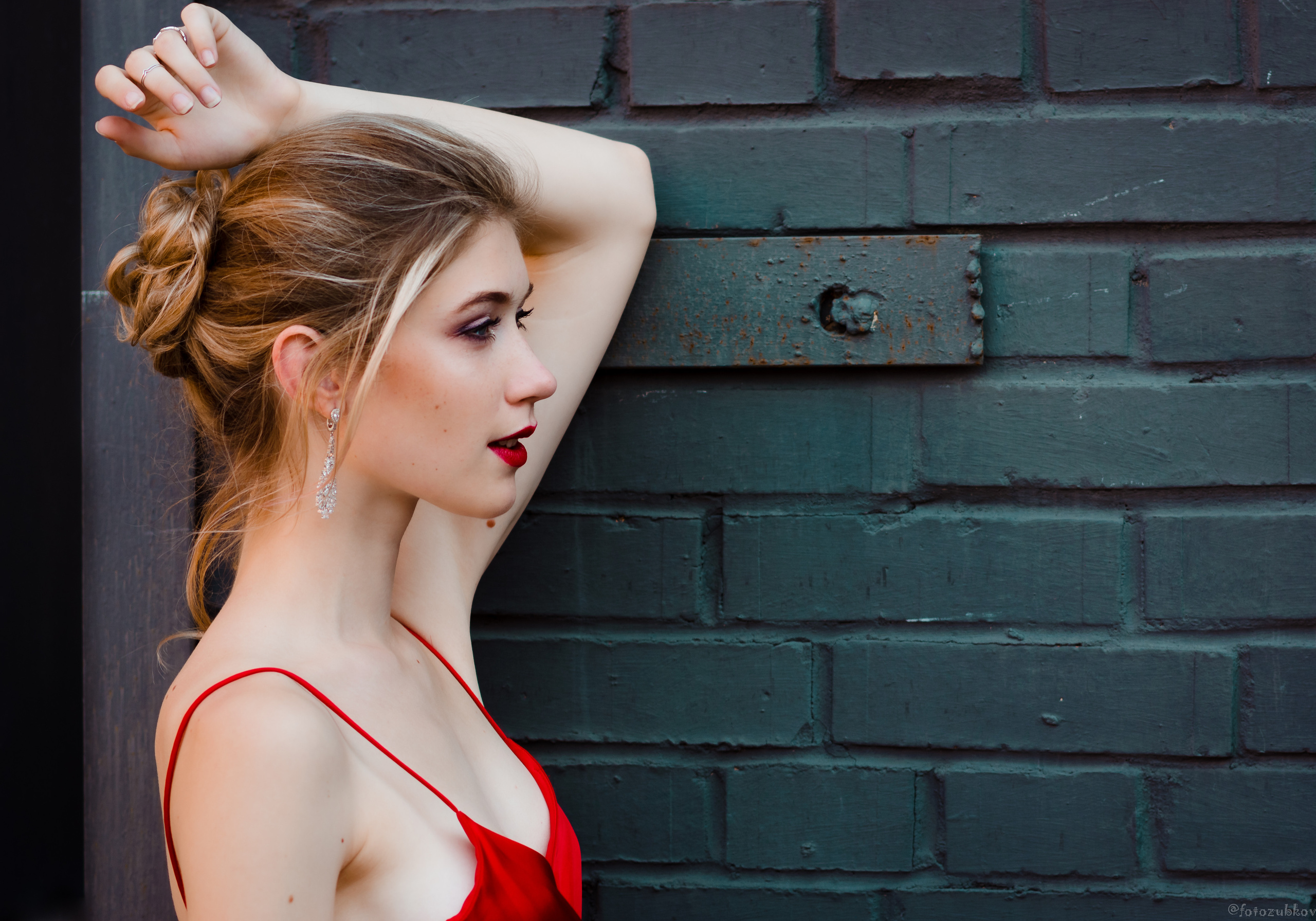 Красивая девушка в красном платье